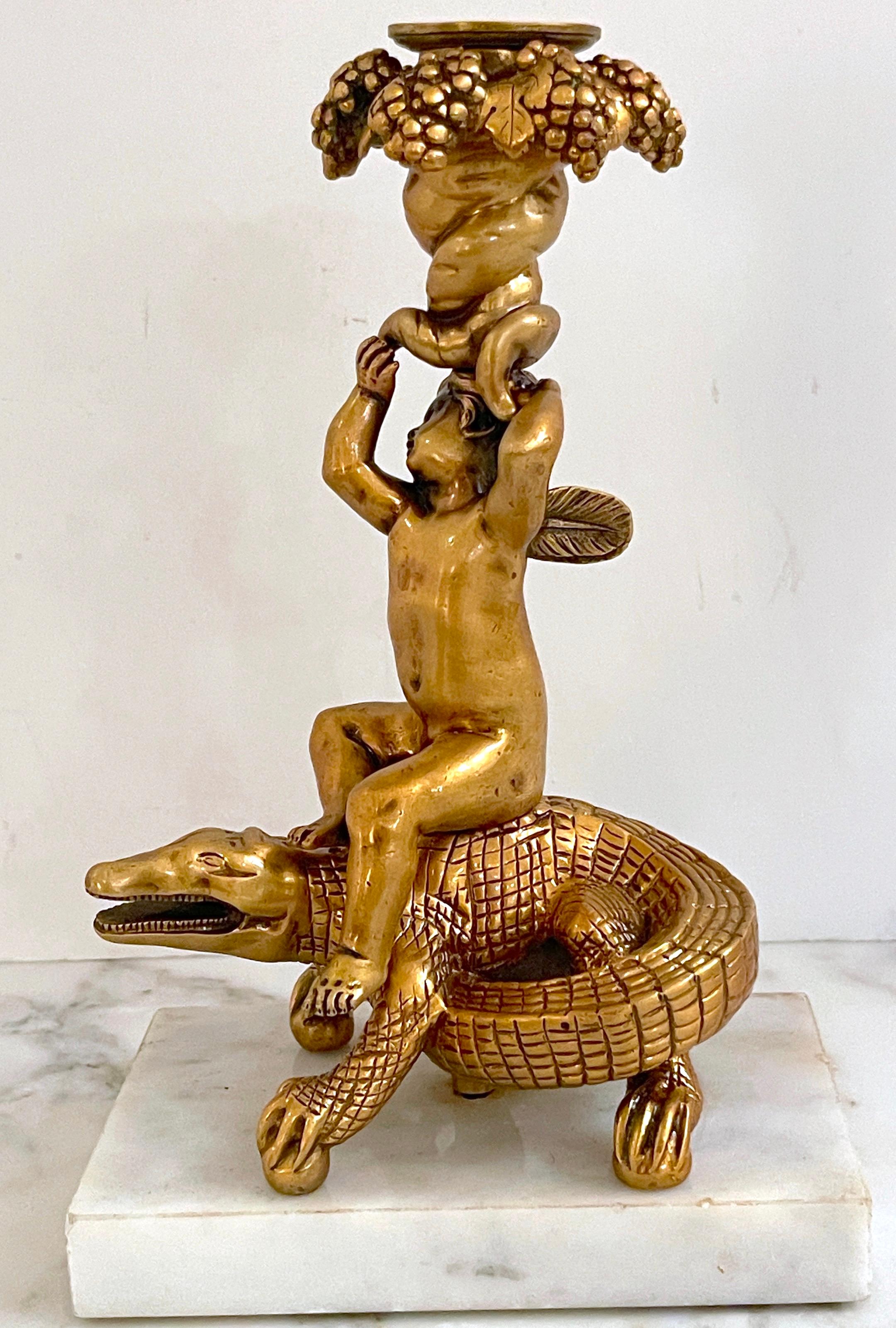 Italienischer Kerzenständer aus vergoldeter Bronze und Marmor im Renaissance-Stil mit Putten auf Krokodil   im Angebot 3