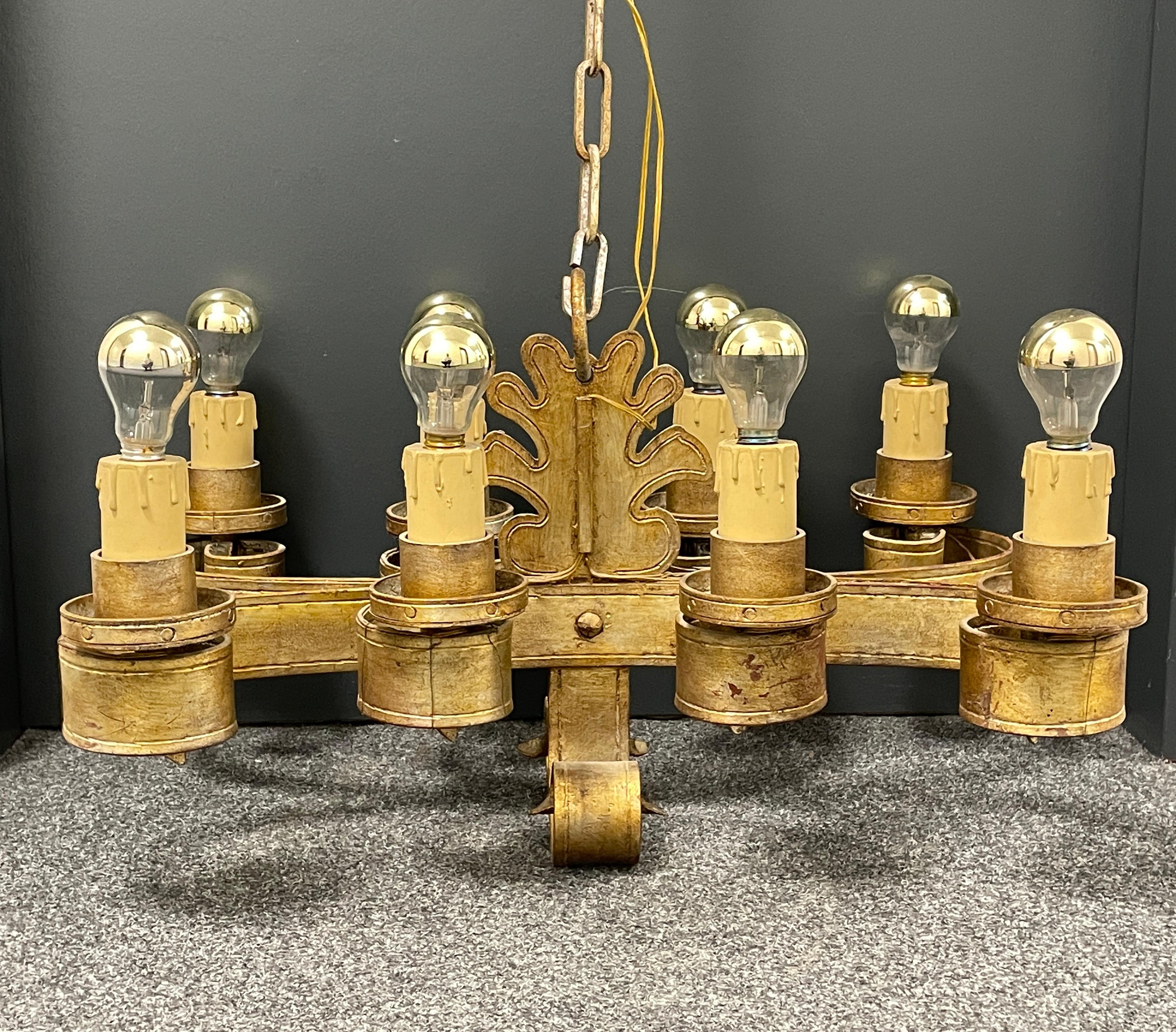 Italian Renaissance Style Gilt Iron Chandelier Tole Toleware, Vintage, 1960s In Good Condition For Sale In Nuernberg, DE