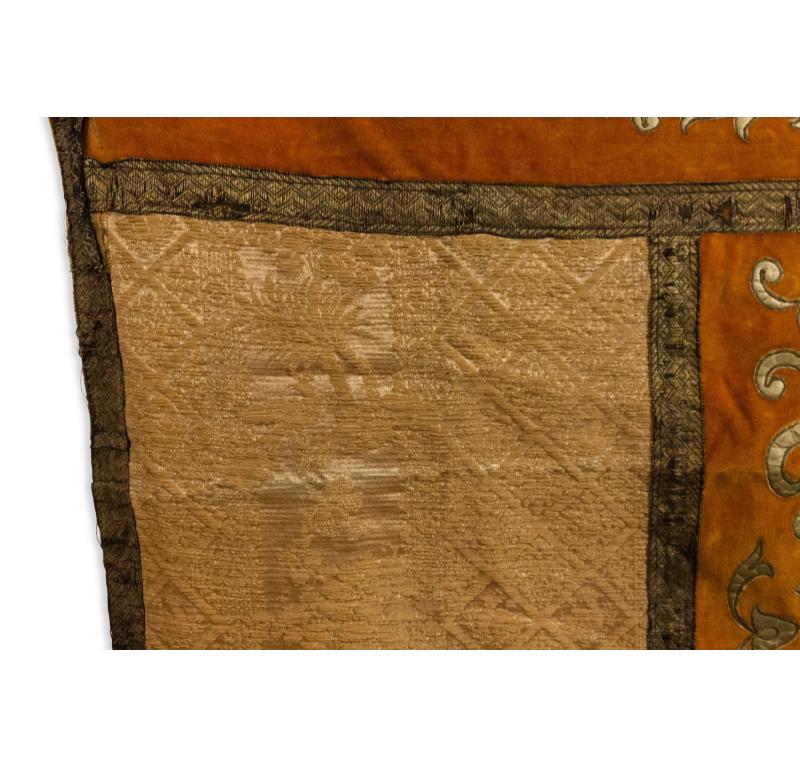 Estandarte colgante de terciopelo dorado de estilo renacentista italiano (s. XIX/XX) con damasco y fondo curvo bordado