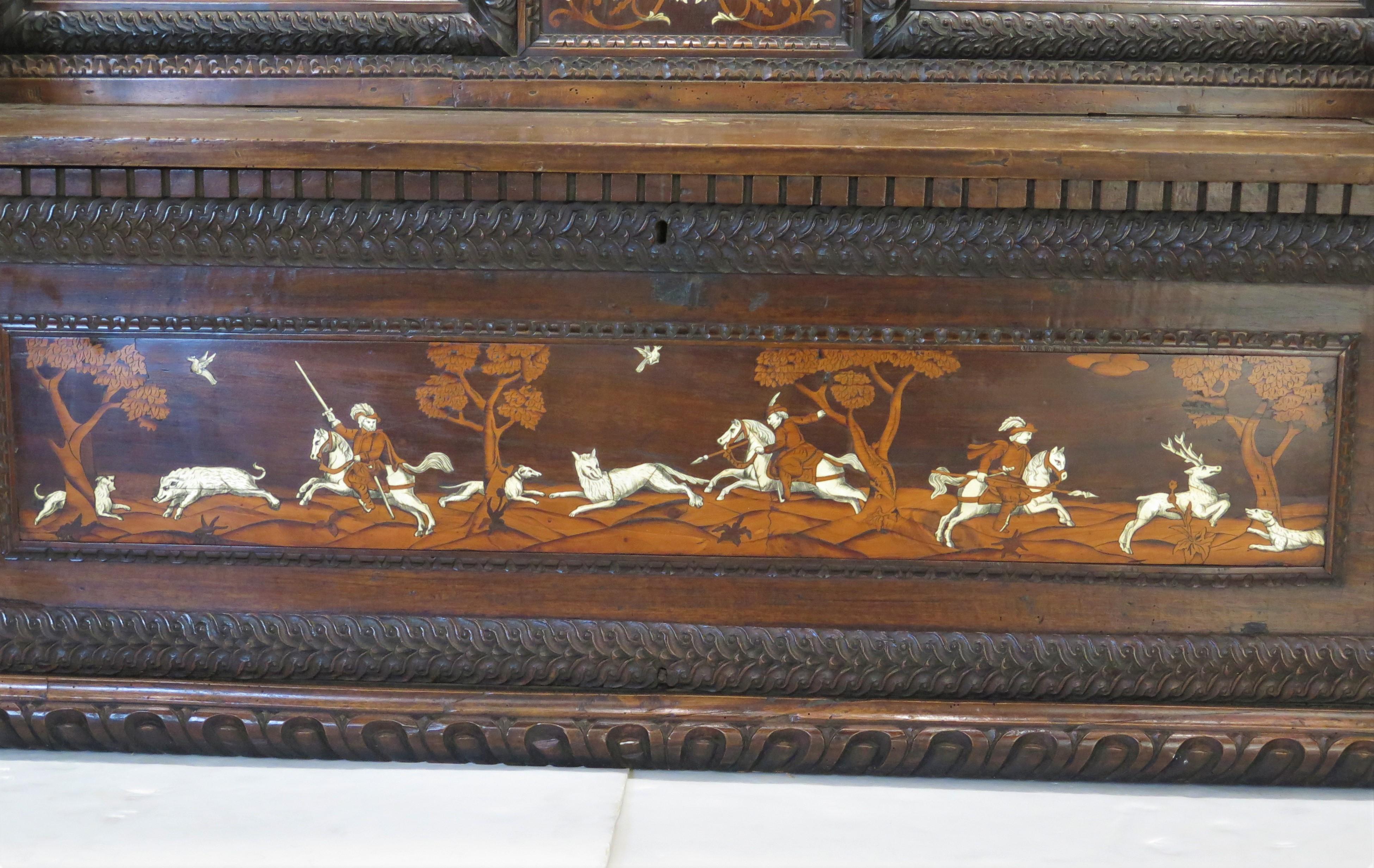 Banc d'entrée italien de style Renaissance avec scènes de chasse en marqueterie 10