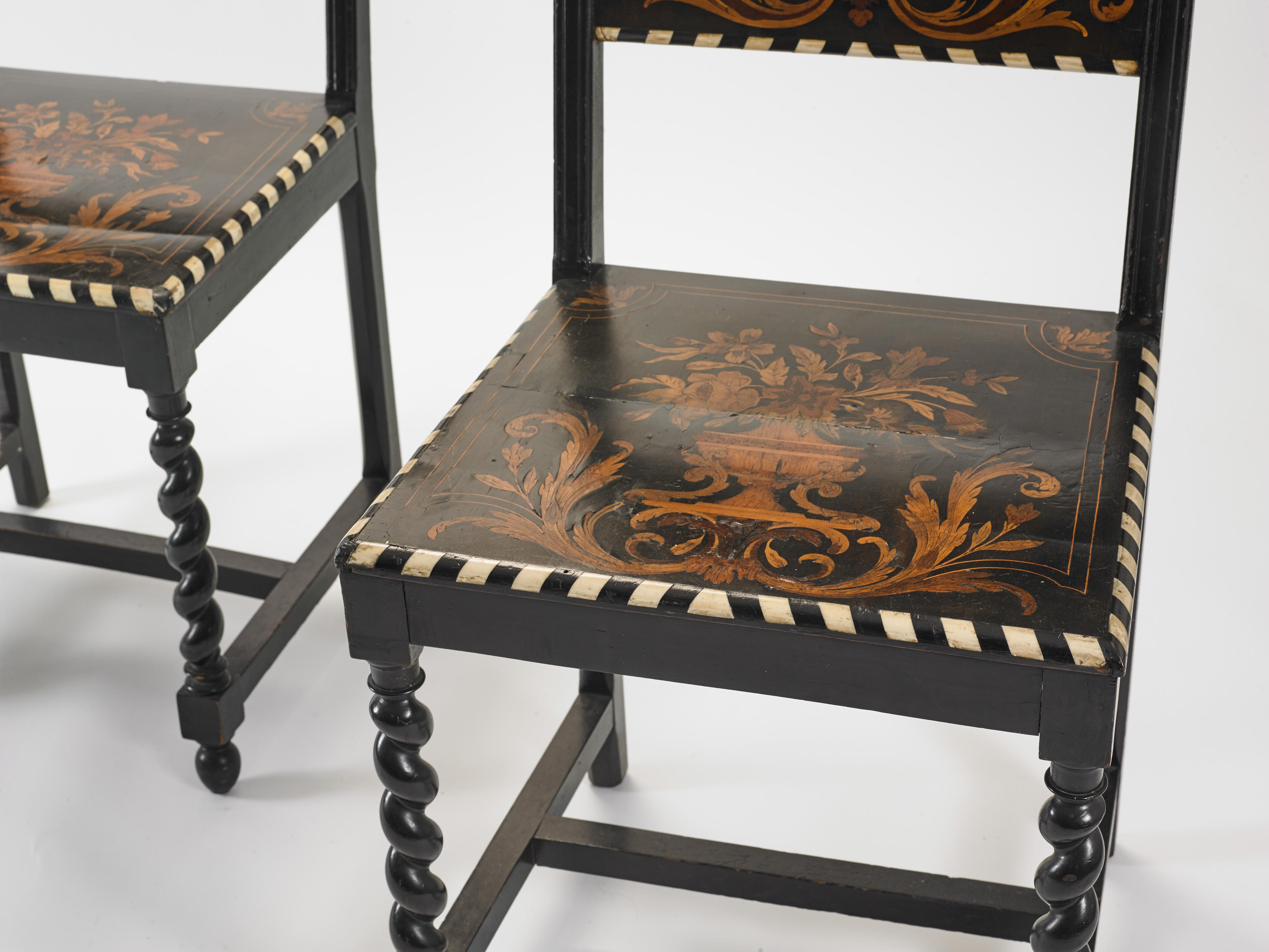 Italienische Stühle mit schwarzer Intarsie, die von geschnitzten Spiralbeinen getragen werden und mit Knochen an den Kanten und hellen Holzeinlegearbeiten mit Blumenmotiven verziert sind.
Italienischer Renaissancestil der Jahrhundertwende.
Guter,