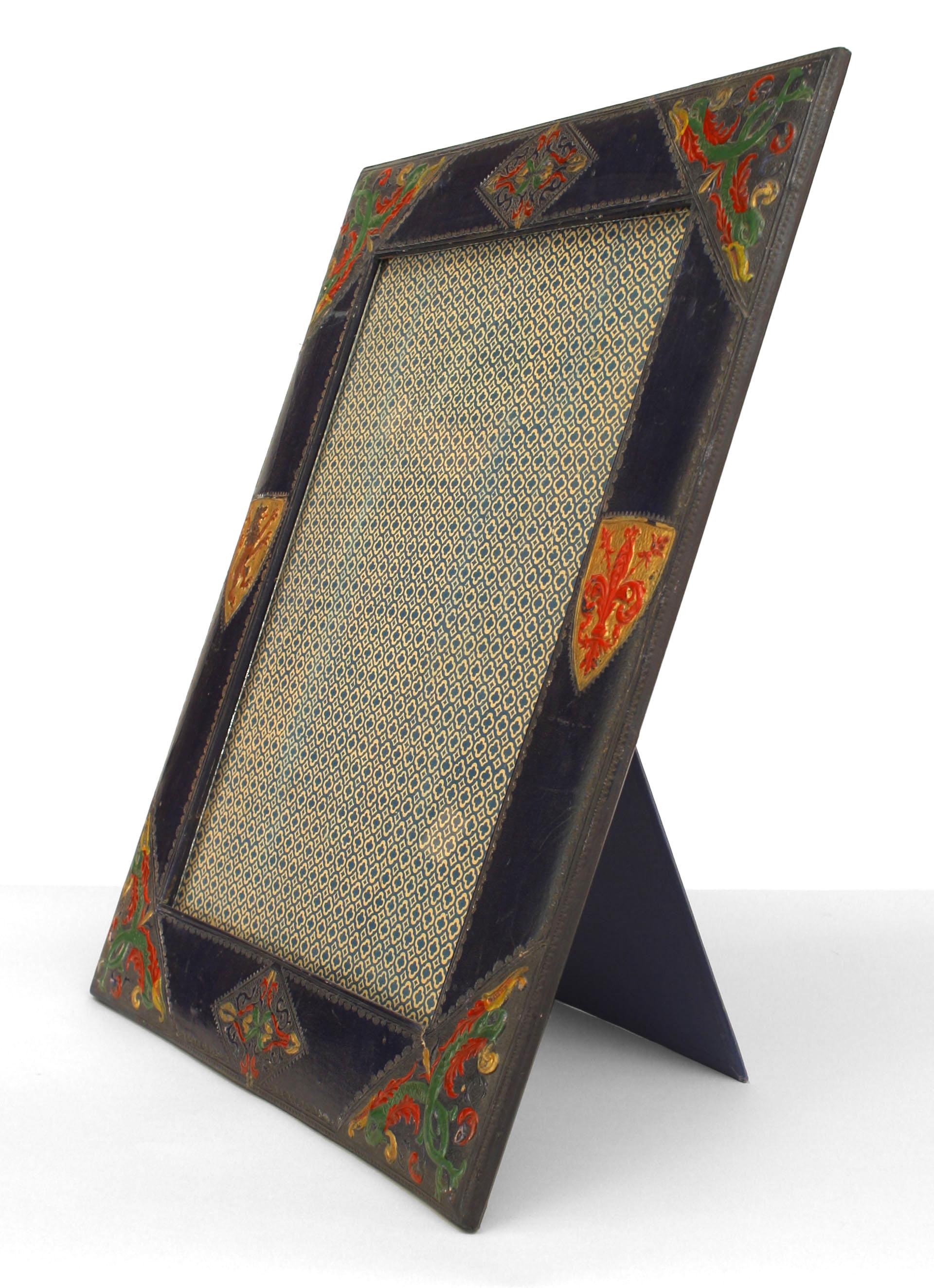 Cadre de chevalet de style Renaissance italienne (1ère moitié du 20ème siècle) en cuir estampé bleu foncé avec motifs héraldiques dorés et polychromés (ouverture 10¼