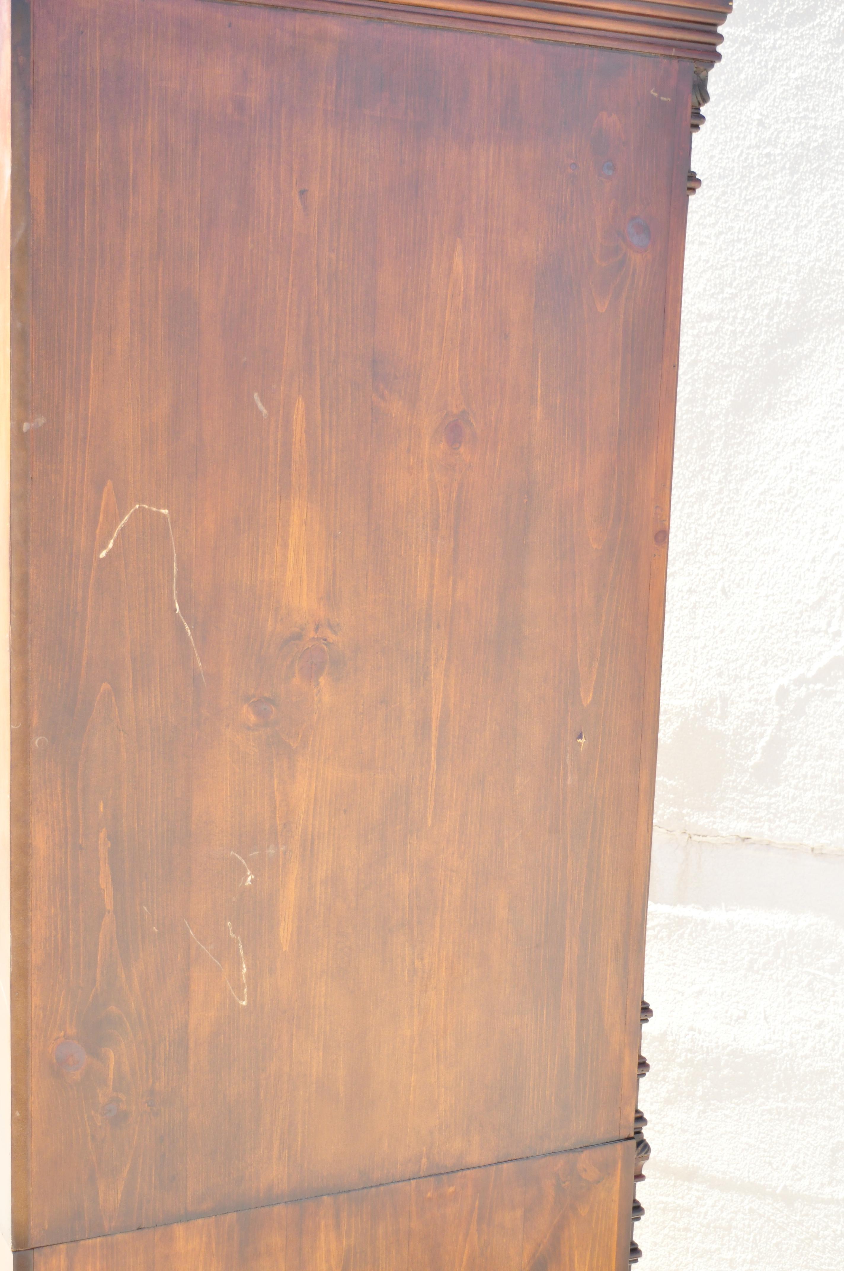 Armoire d'angle en bois de pin sculpté en forme de coquillage de style Renaissance italienne en vente 6