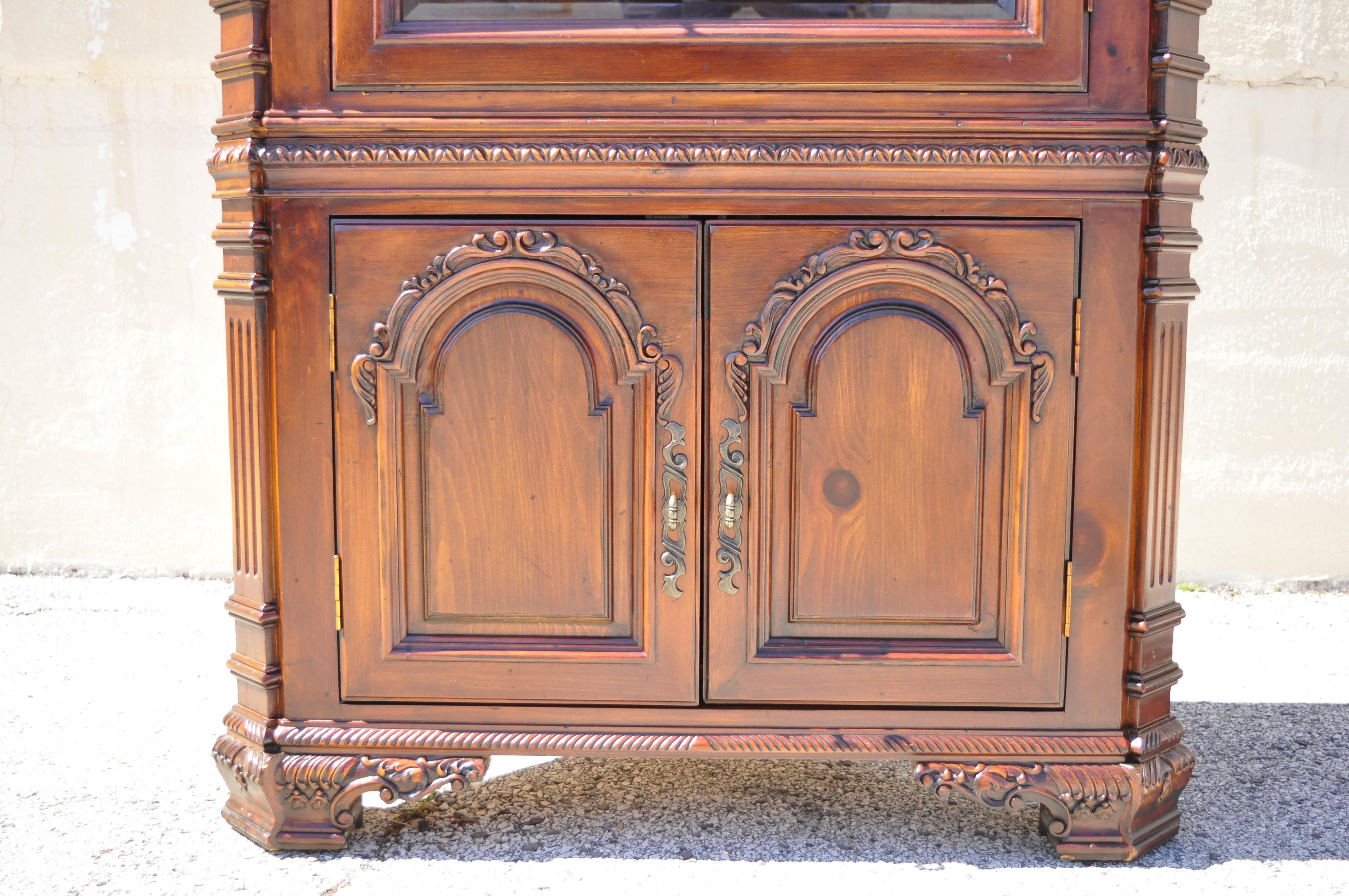 Italian Renaissance Style Shell Carved Pine Wood Corner Cabinet China Cupboard In Good Condition For Sale In Philadelphia, PA