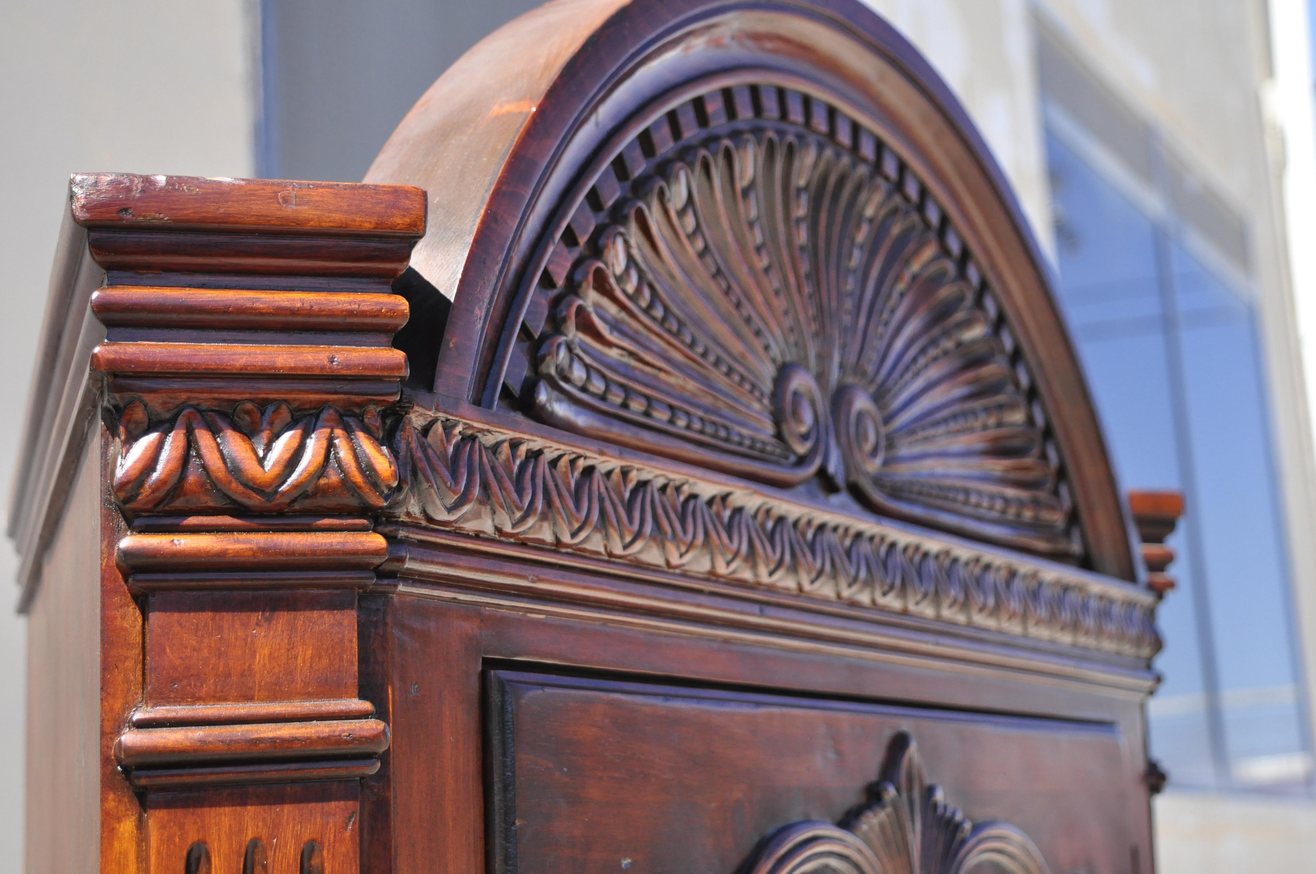Verre Armoire d'angle en bois de pin sculpté en forme de coquillage de style Renaissance italienne en vente