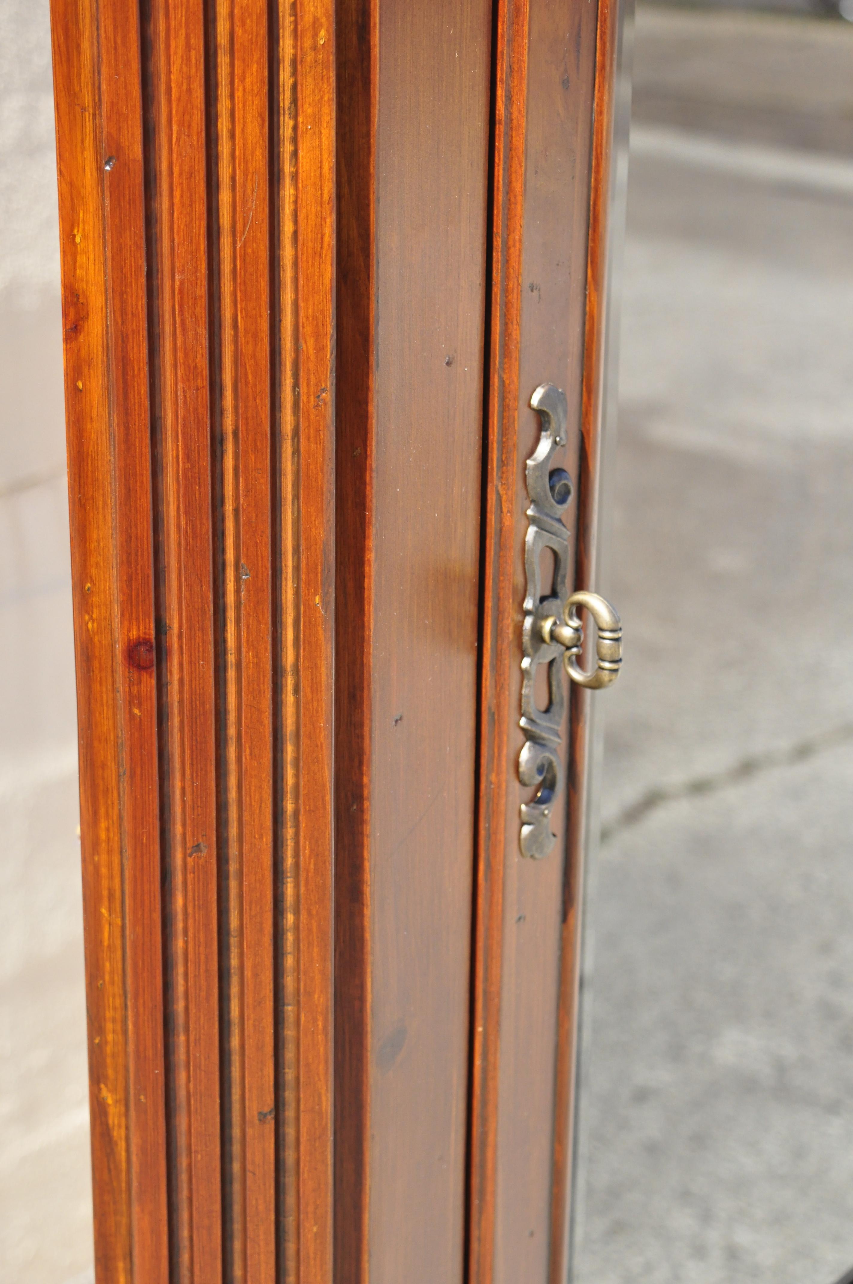 Armoire d'angle en bois de pin sculpté en forme de coquillage de style Renaissance italienne en vente 1