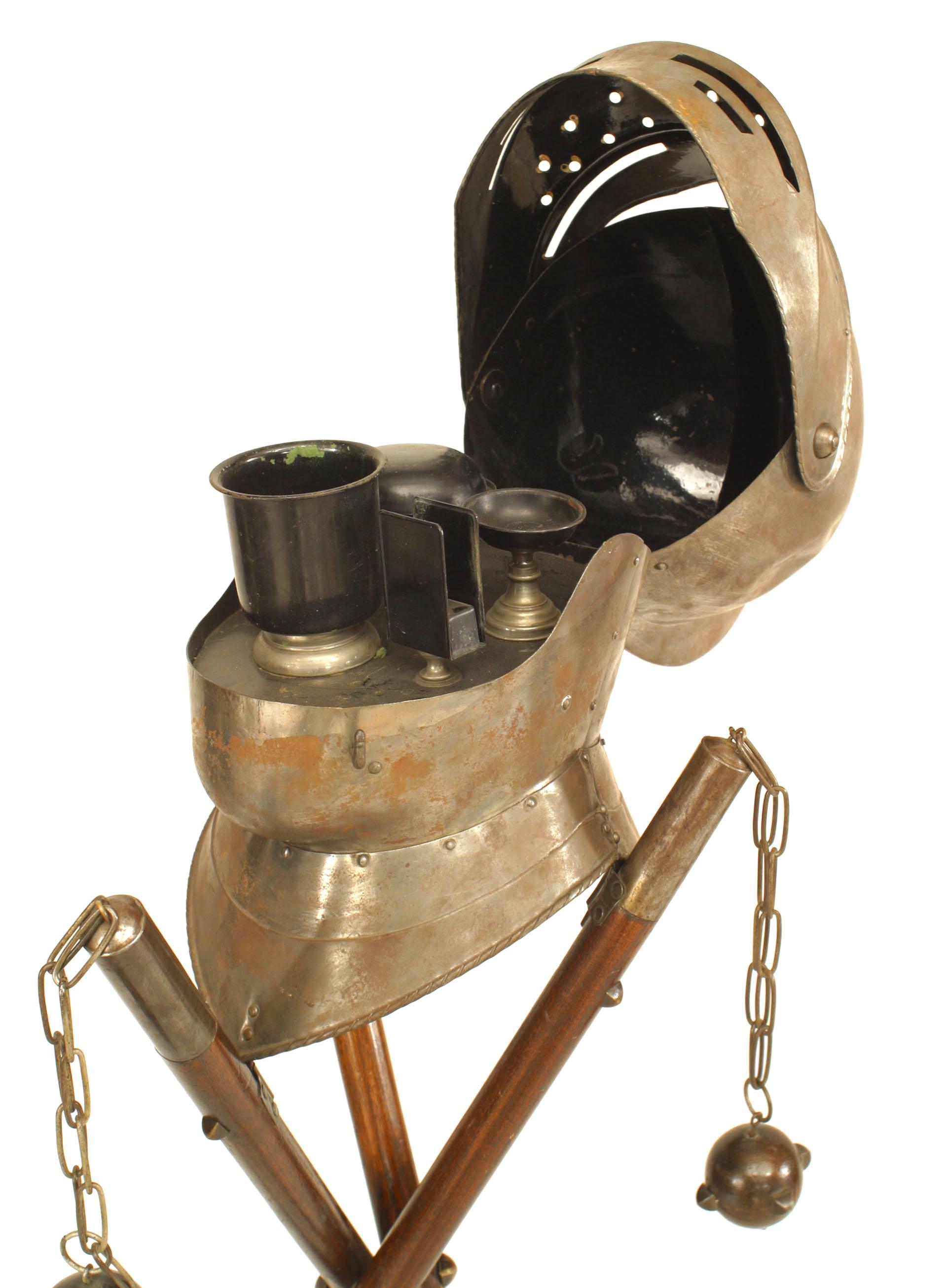 Fumador de metal de estilo renacentista italiano sobre 3 patas en cruz y tapa de casco de armadura (s. XIX/XX).
 