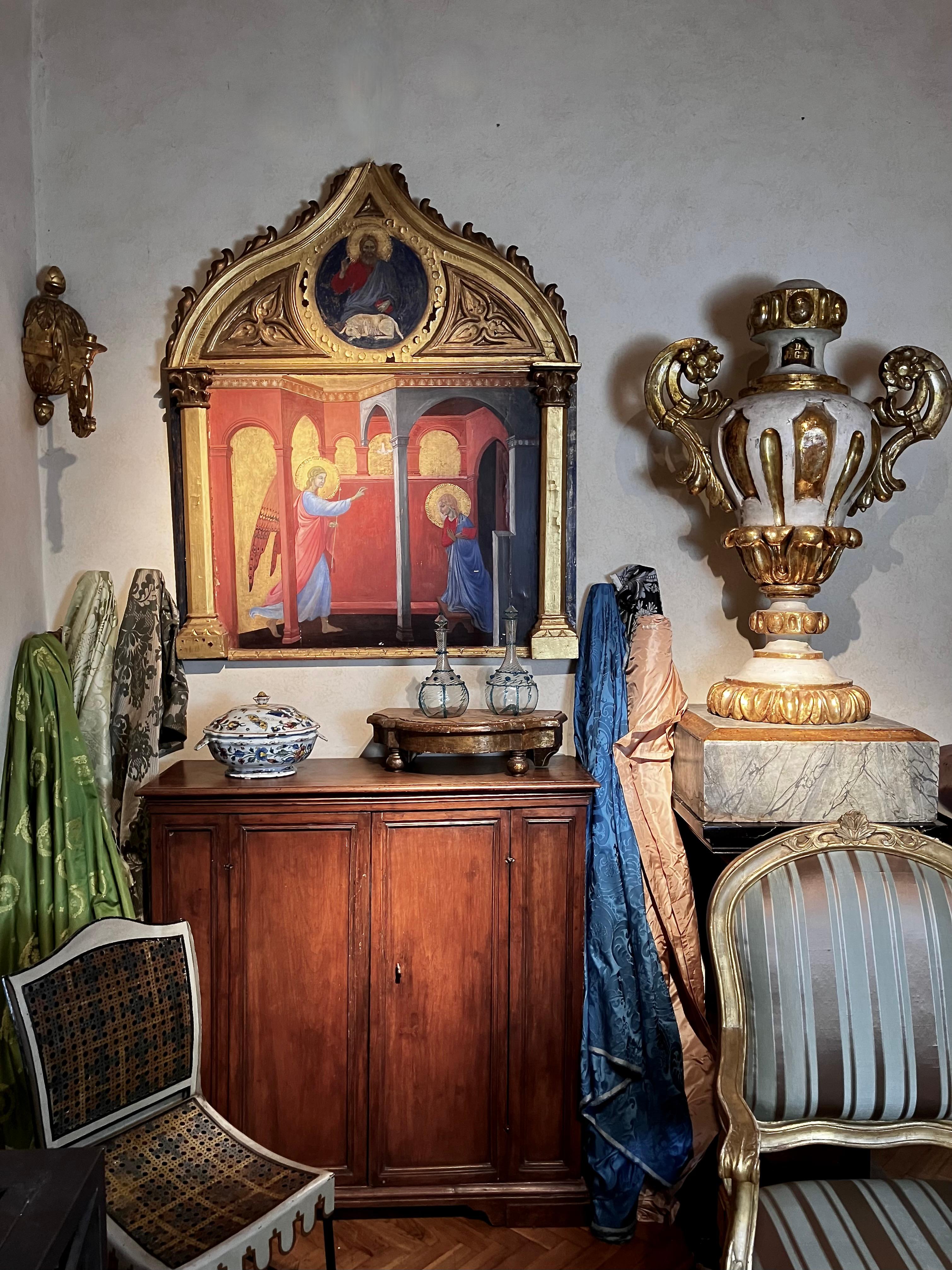 Questa tempera italiana dipinta su pannello con fondo oro in legno dorato  è un'opera d'arte religiosa toscana nello stile del tardo Rinascimento e del primo periodo gotico. La scena ritrae la visita dell'Arcangelo Gabriele alla Vergine Maria per