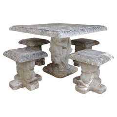 Table et ensemble de 4 sièges en pierre moulée pour dauphins de la grotte vénitienne de style Renaissance italienne