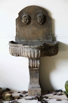 Italienischer Wandbrunnen im Renaissance-Stil mit Godrons aus Kalkstein mit antiker Patina