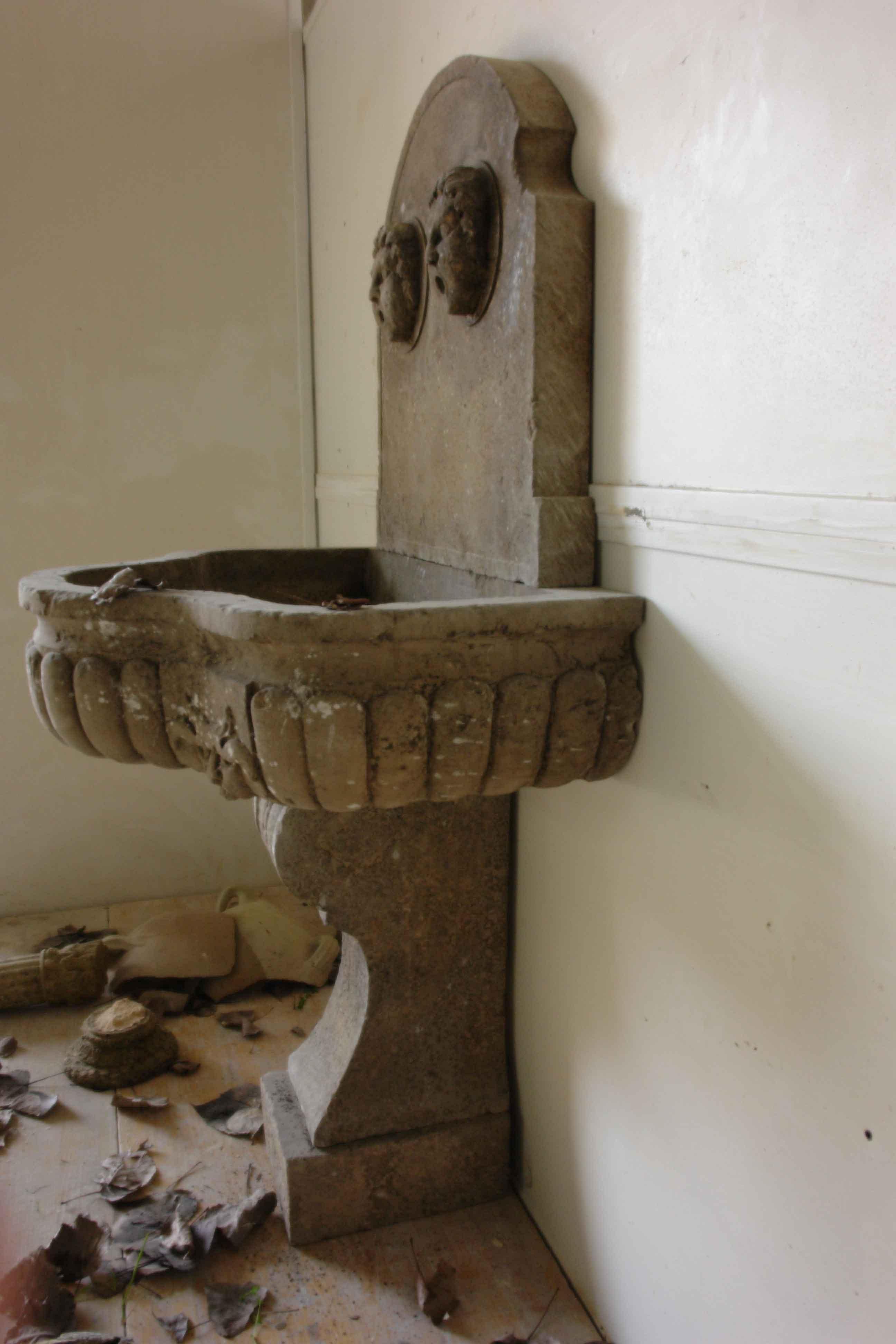 Italian Renaissance Style Wall Fountain with Godrons Limestone Antique Patina In Good Condition For Sale In LOS ANGELES, CA