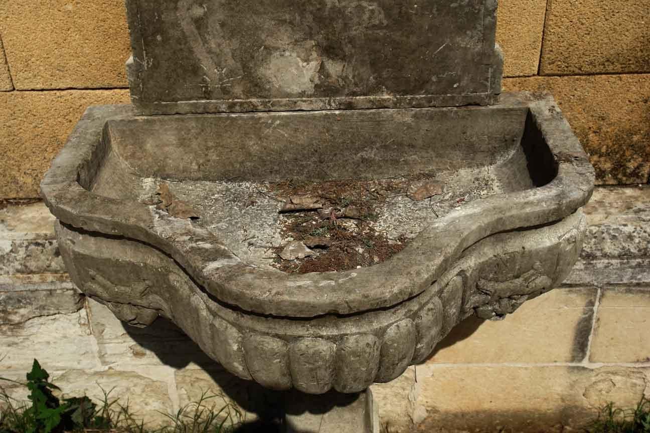 20th Century Italian Renaissance Style Wall Fountain with Godrons Limestone Antique Patina For Sale