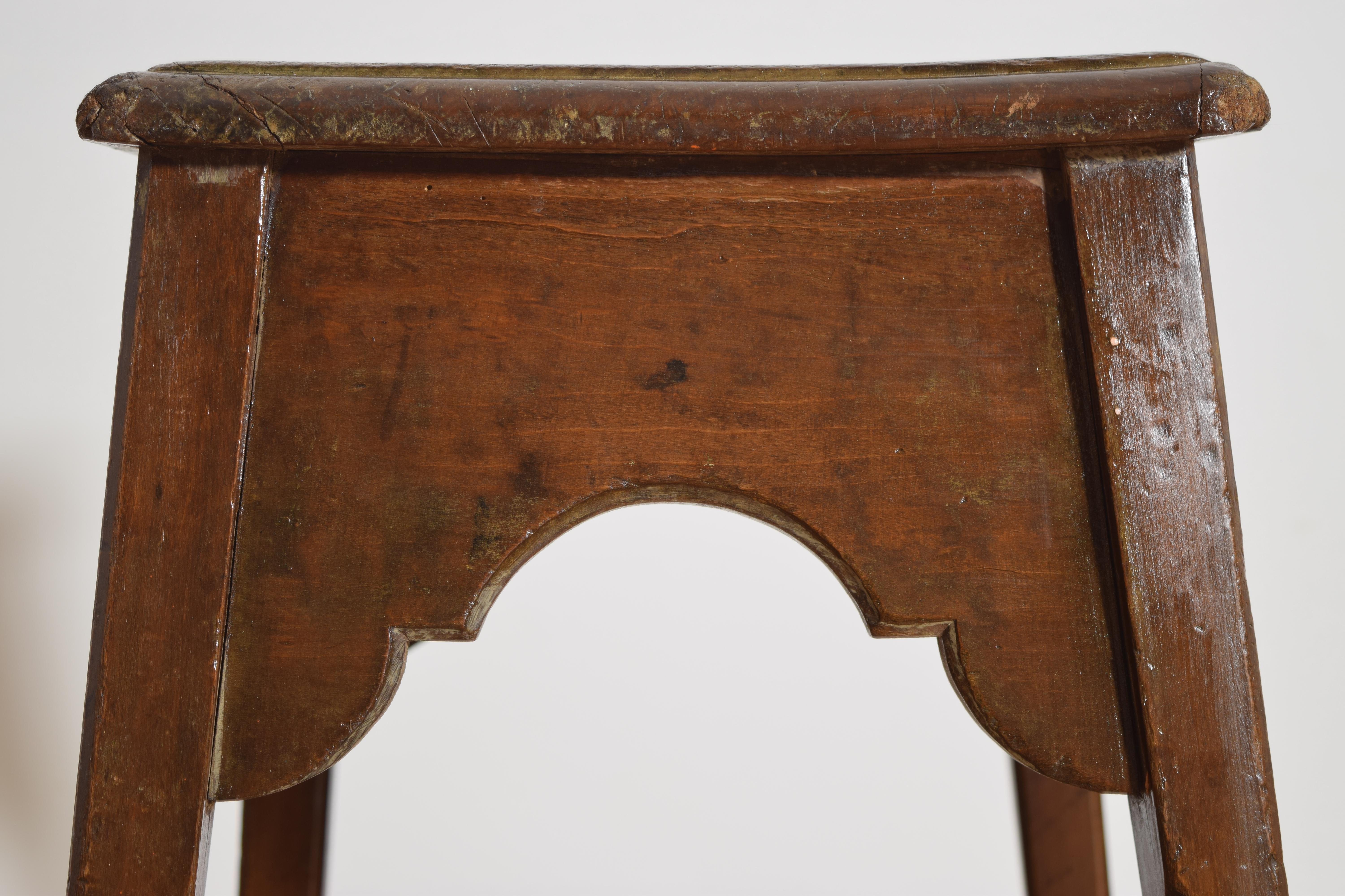 Table basse en noyer de style Renaissance italienne, début du 20e siècle en vente 1