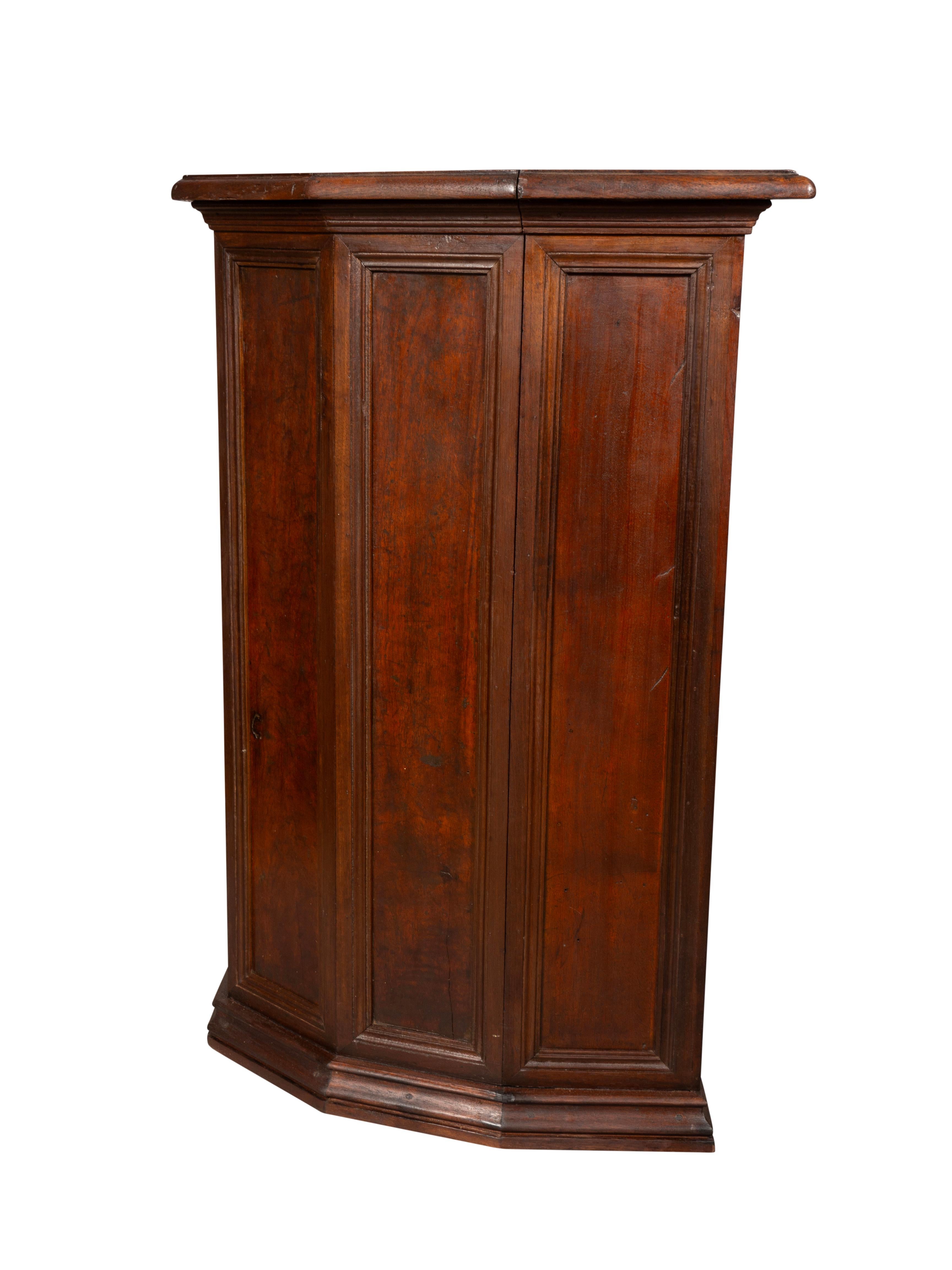 Italian Renaissance Style Walnut Monks Chair In Good Condition For Sale In Essex, MA