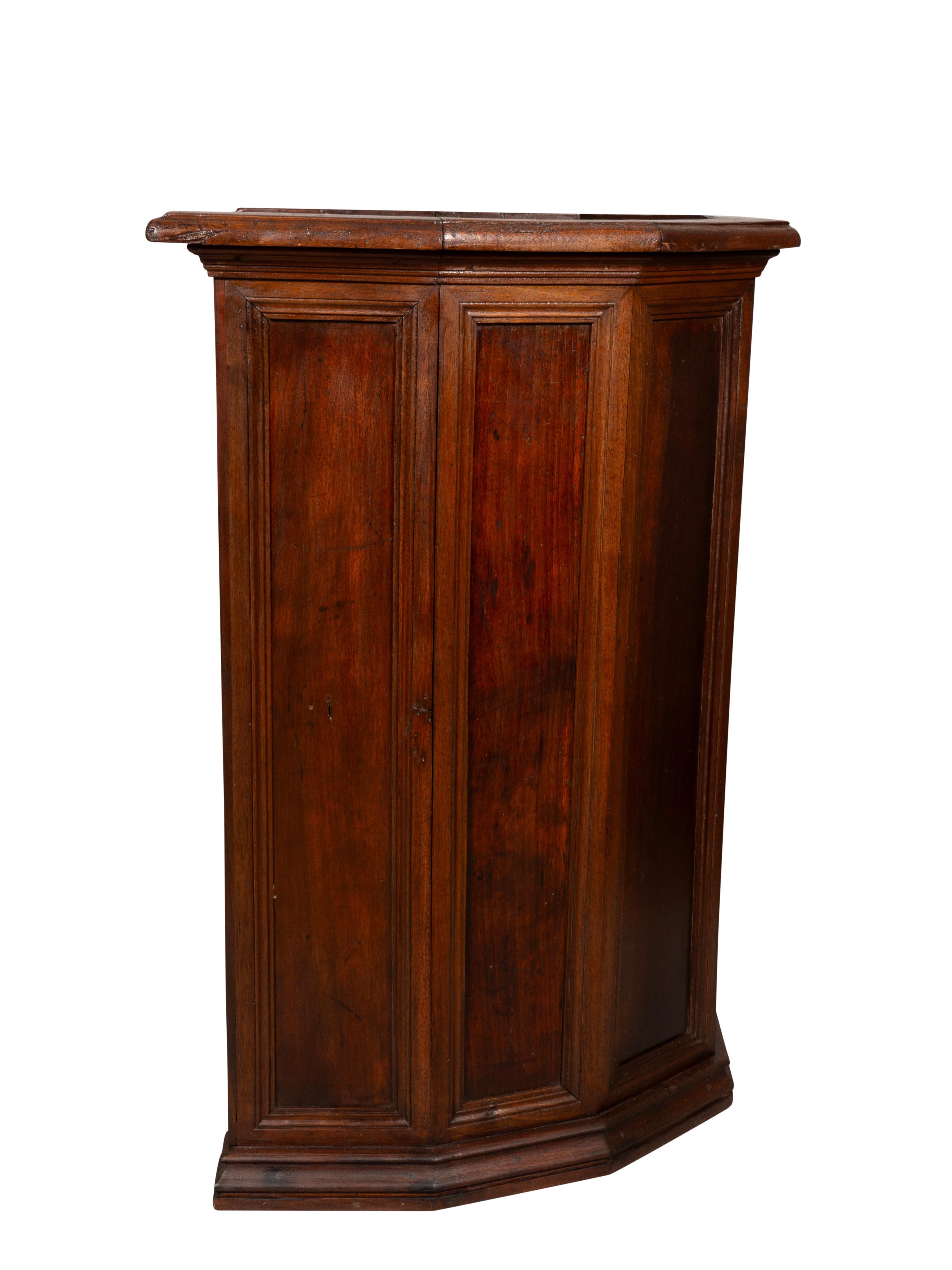 Italian Renaissance Style Walnut Monks Chair For Sale 1