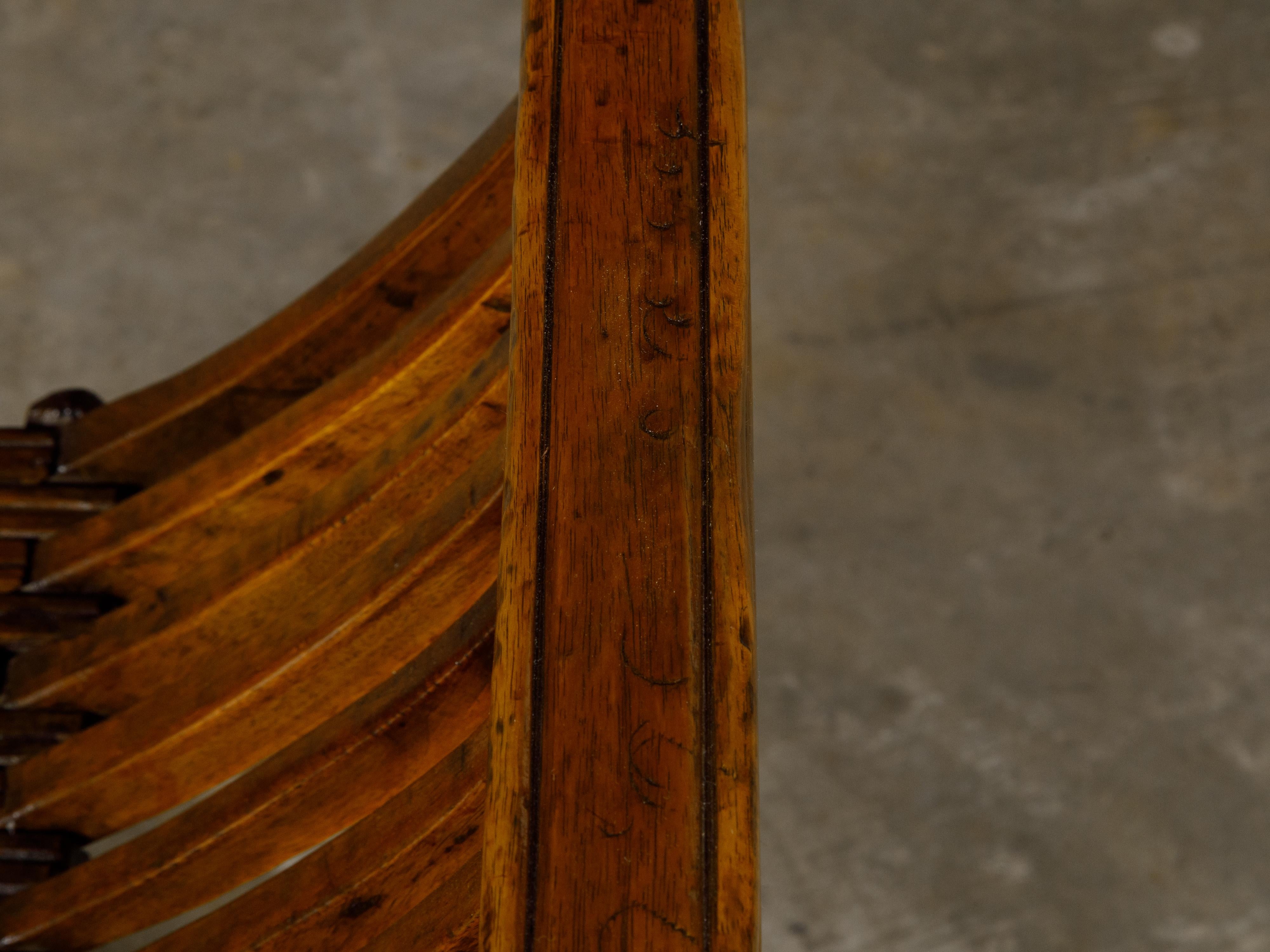Italienischer Savonarola-Klappstuhl im Renaissance-Stil aus Nussbaum um 1900 im Zustand „Gut“ im Angebot in Atlanta, GA