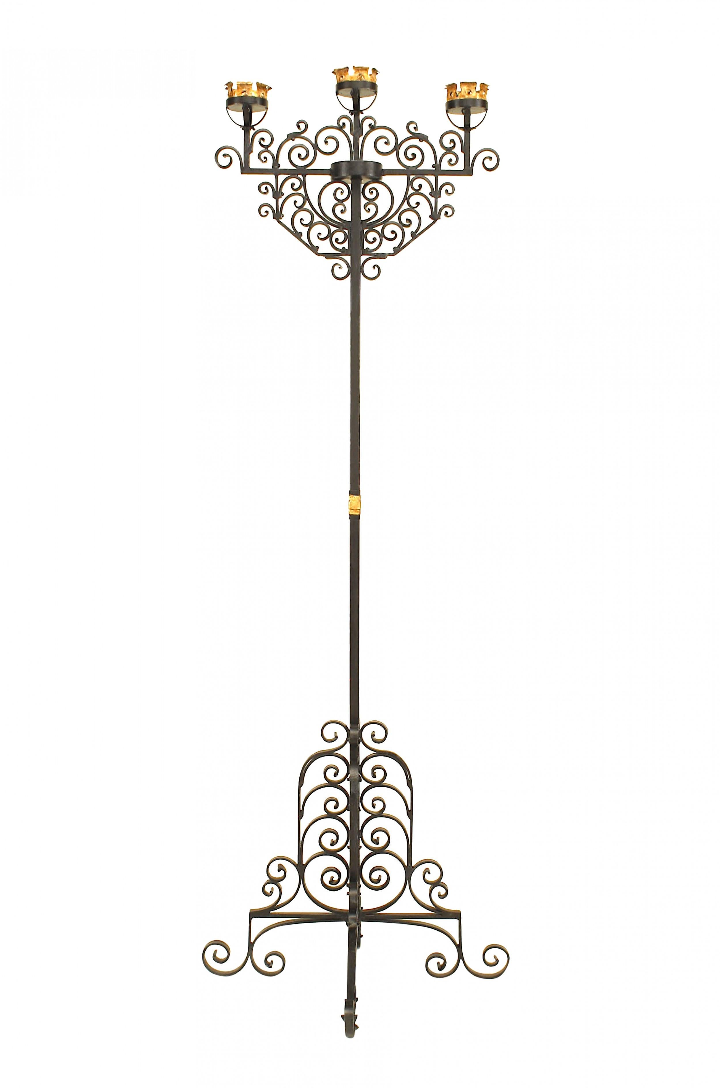 Schwarze und vergoldete schmiedeeiserne Bodenfackel im italienischen Renaissancestil (20. Jahrhundert) mit 3 Kerzenhaltern aus Pricket.