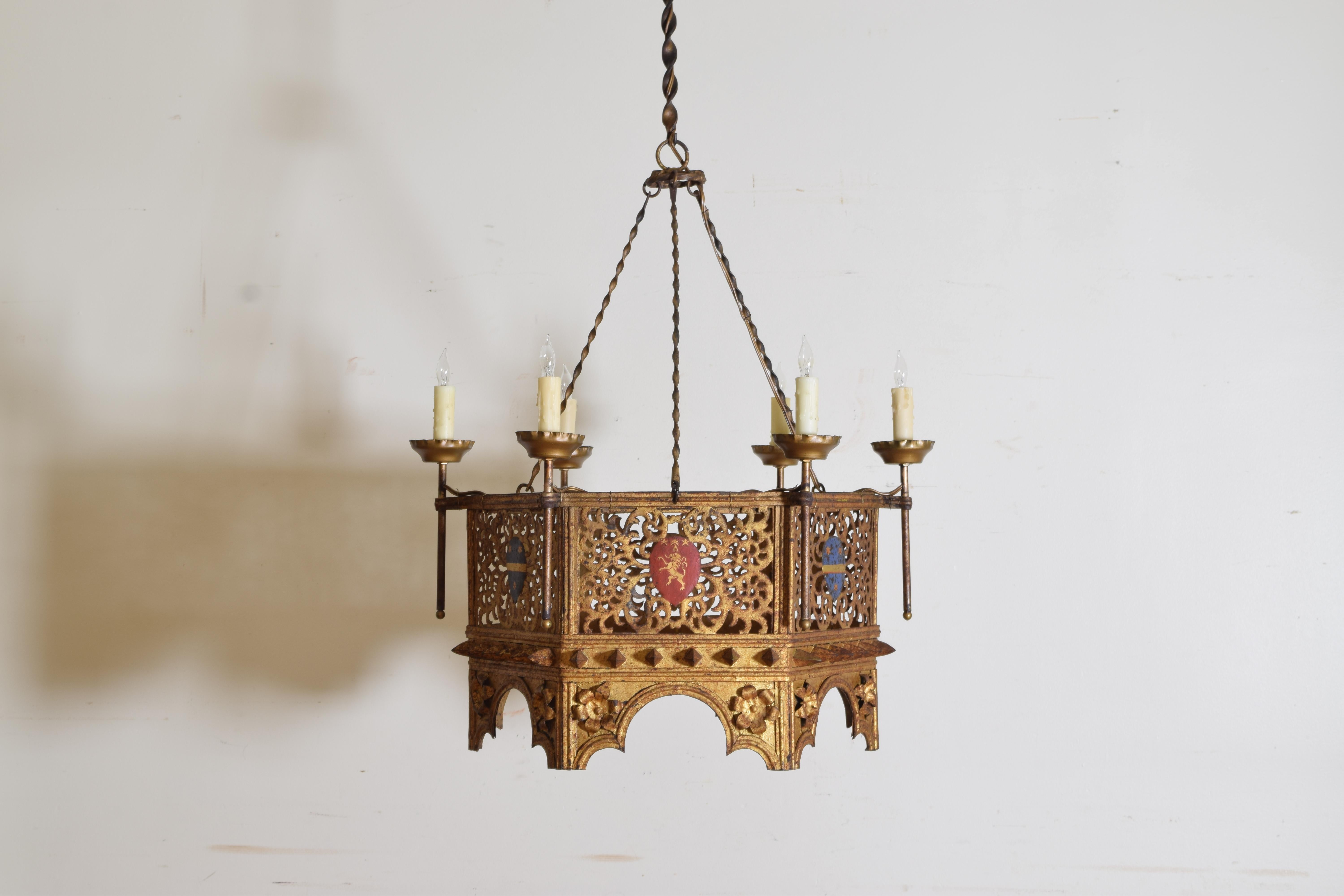 Hanging from a small canopy by twisted rods the hexagonal form with filigree style sides issuing elevated bobéches, each side with a centered and alternating red stemma with a gold ion or a blue stemma with a horizontal gold line and two stars above