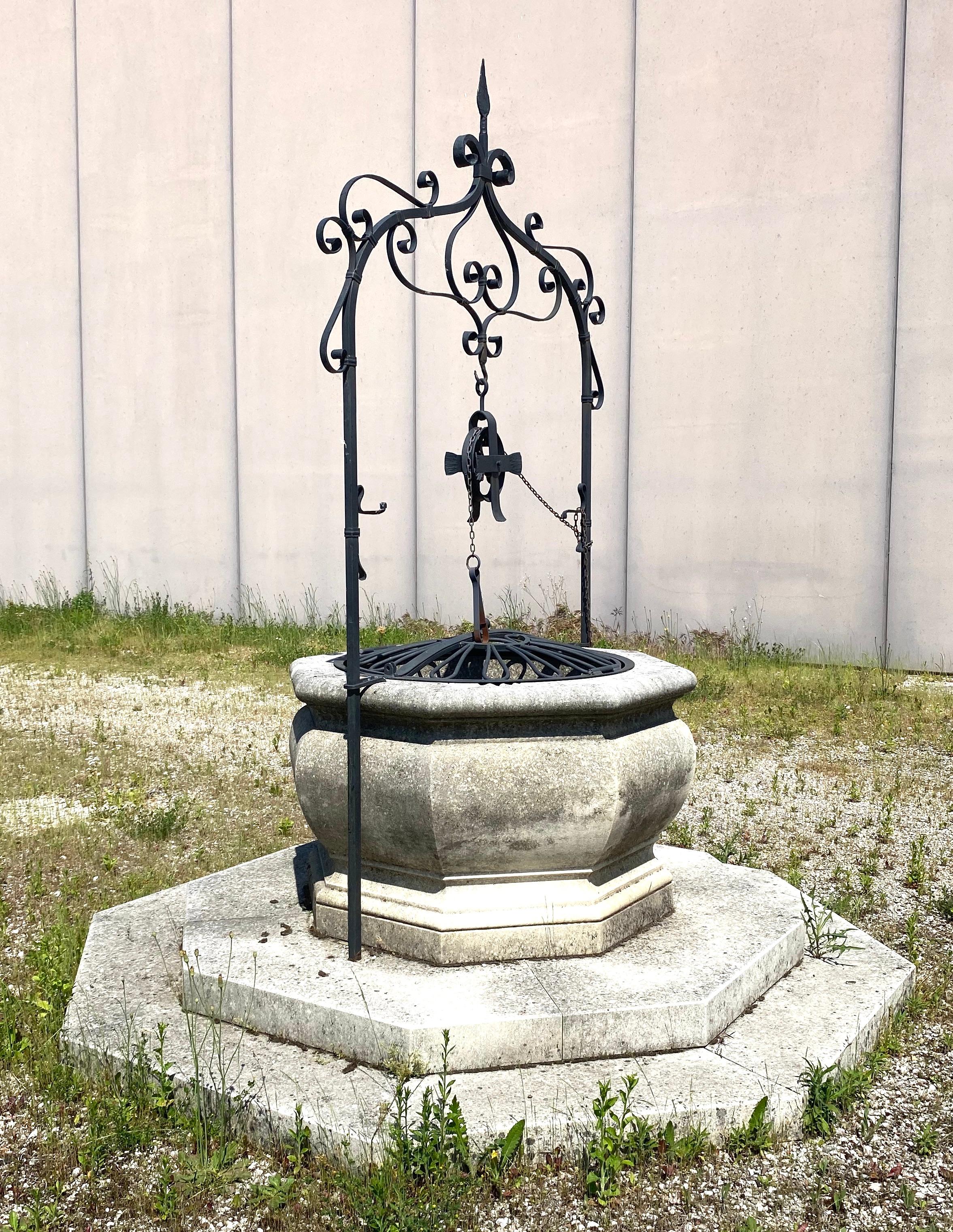 Une belle tête de puits à souhaits italienne en pierre calcaire sculptée et en fer forgé, provenant de la région de Vénétie.
Une belle décoration pour votre jardin.
Il peut également être utilisé comme jardinière. La base octogonale a un diamètre