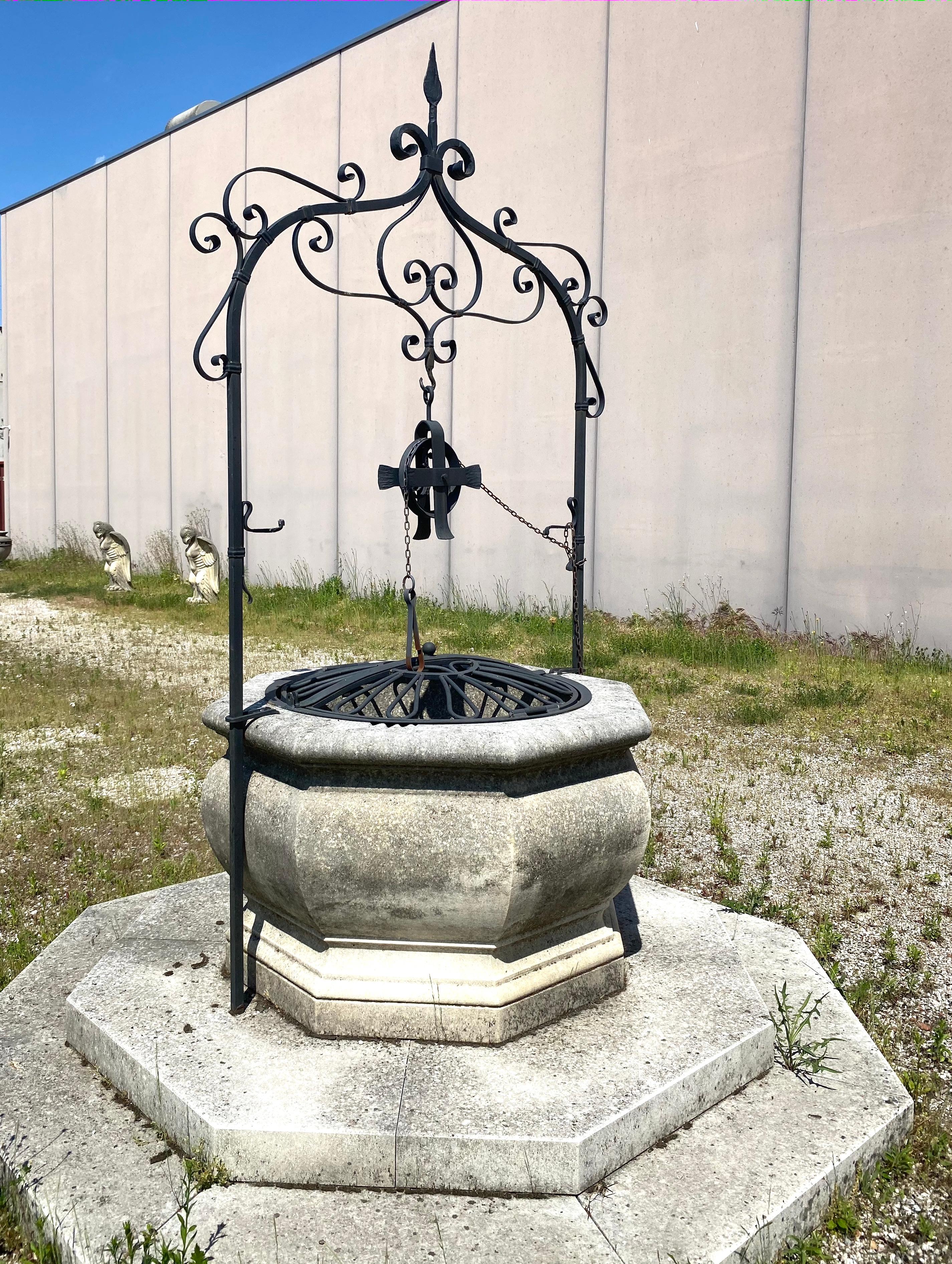Schmiedeeiserner Wishing Stone Well-Kopf und Sockel im italienischen Renaissance-Stil (Europäisch) im Angebot