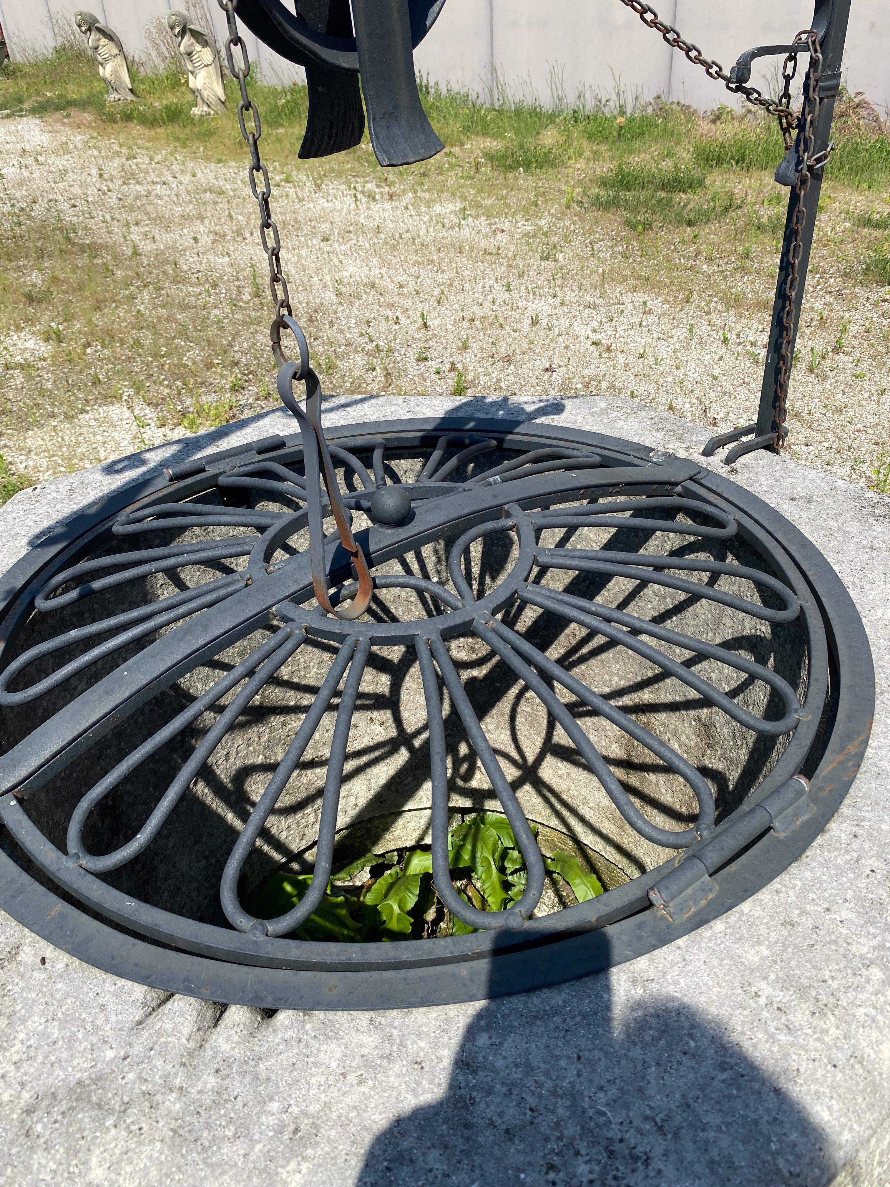 Schmiedeeiserner Wishing Stone Well-Kopf und Sockel im italienischen Renaissance-Stil (Europäisch) im Angebot
