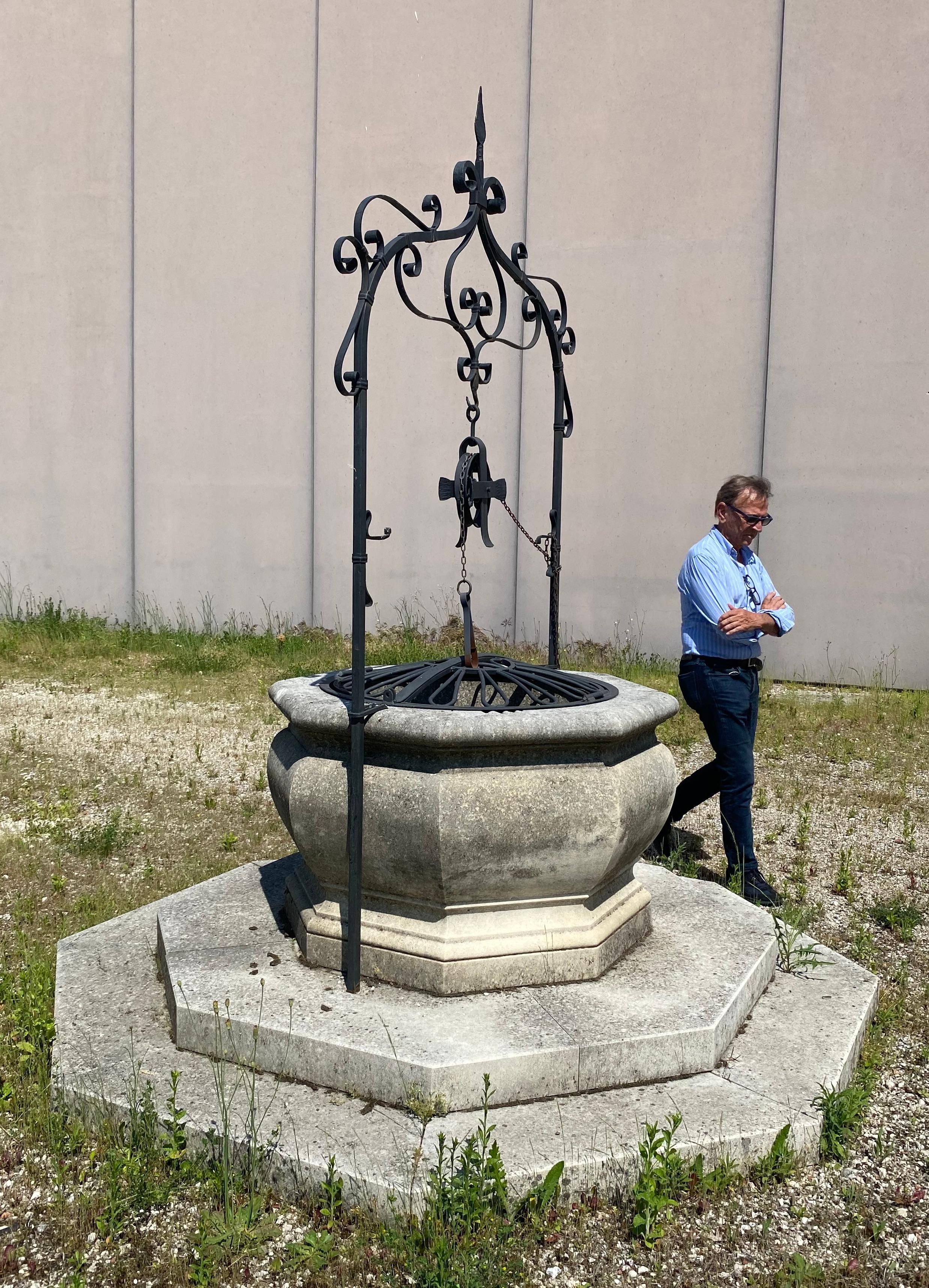 Schmiedeeiserner Wishing Stone Well-Kopf und Sockel im italienischen Renaissance-Stil im Zustand „Gut“ im Angebot in Rome, IT