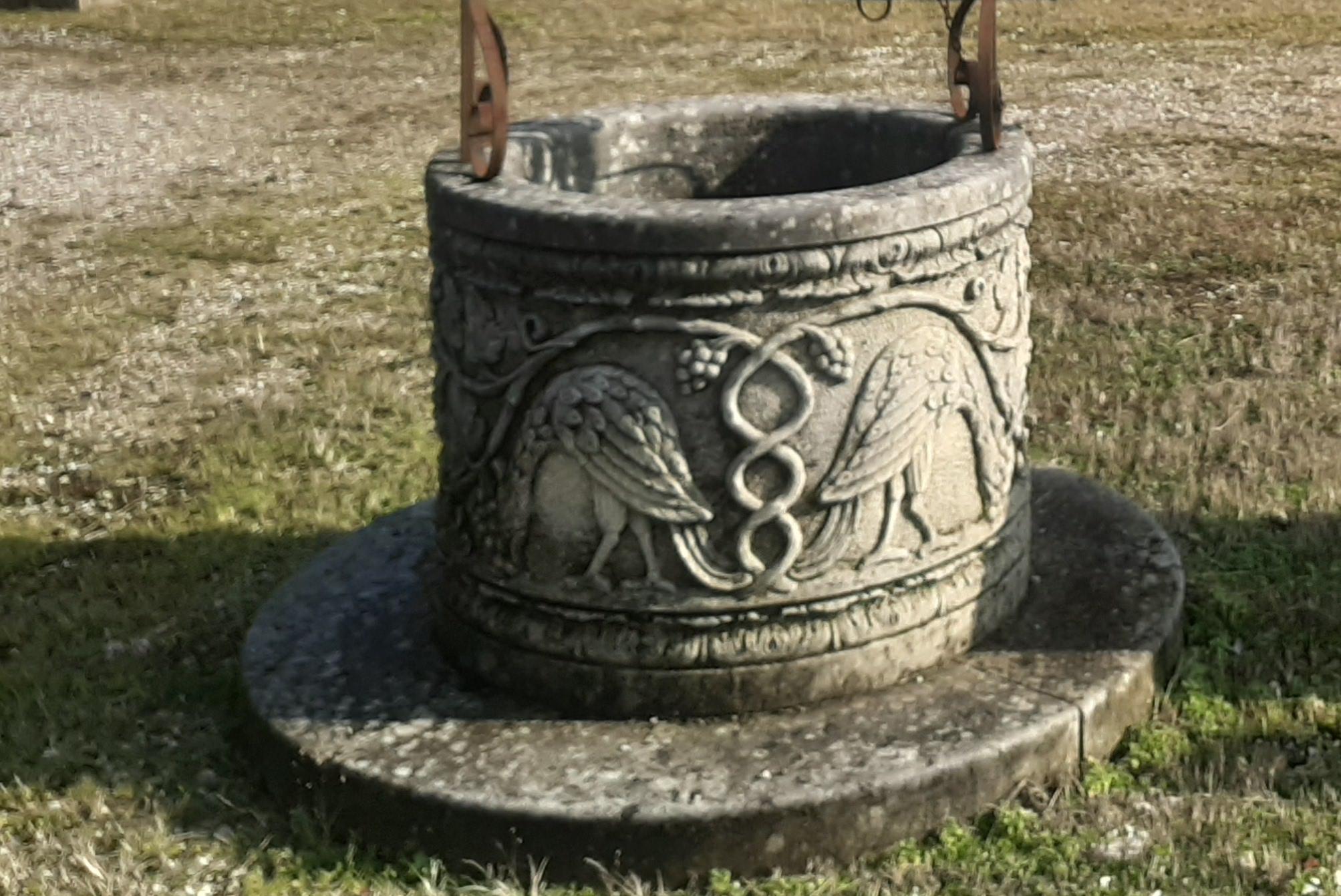 Européen Tête de puits en fer forgé de style Renaissance italienne avec pierre de vœux en vente