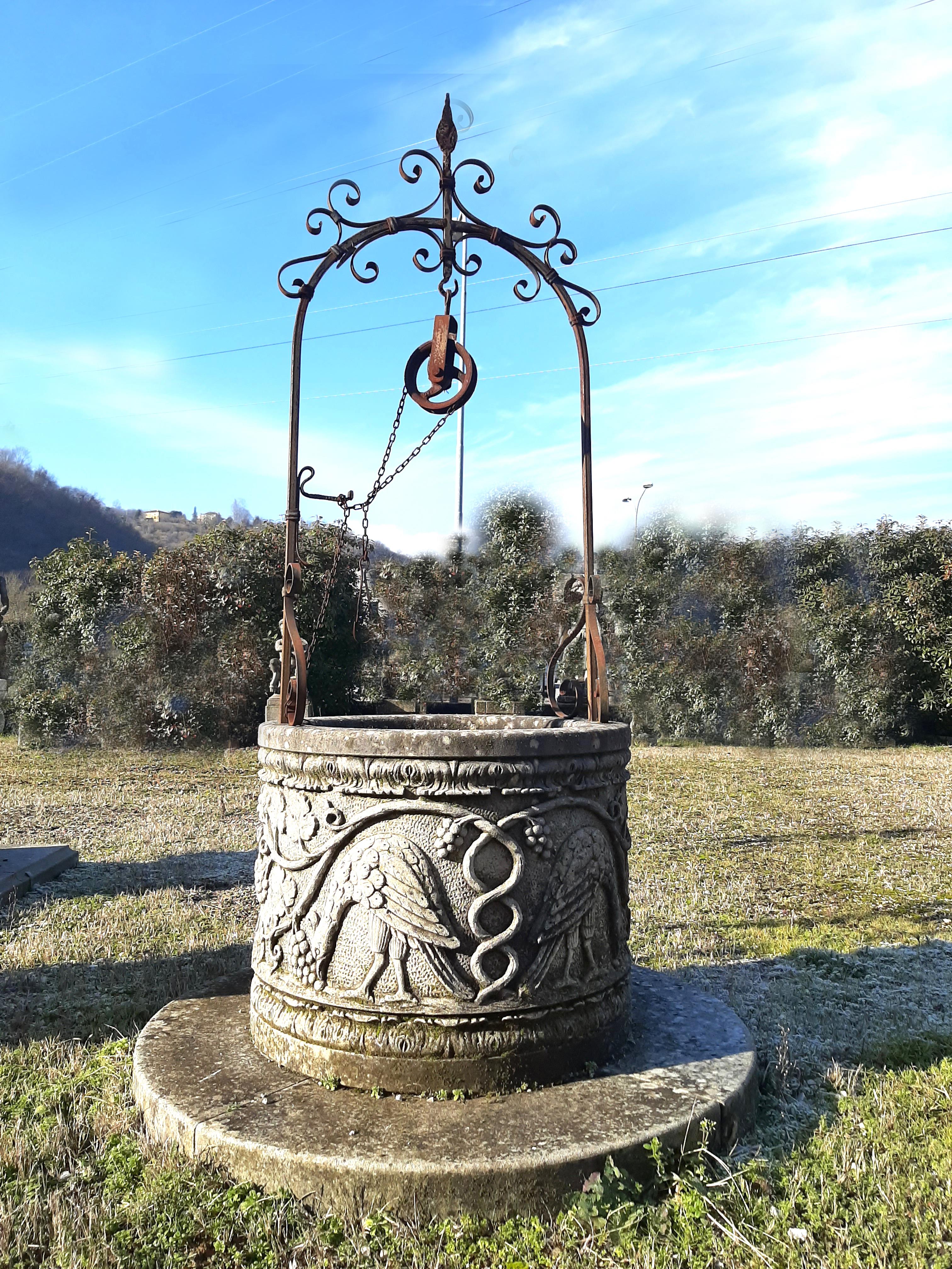 20ième siècle Tête de puits en fer forgé de style Renaissance italienne avec pierre de vœux en vente