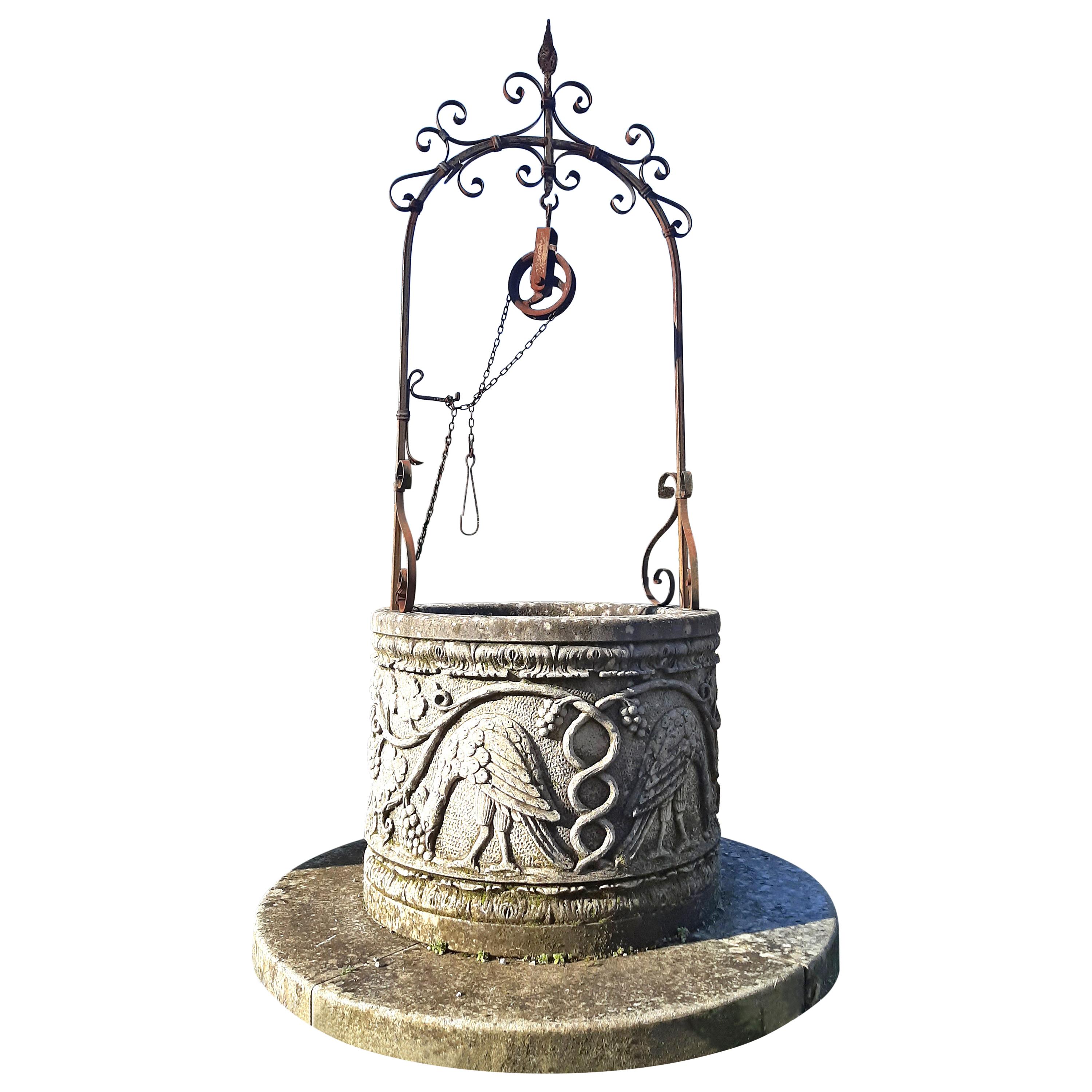 Tête de puits en fer forgé de style Renaissance italienne avec pierre de vœux