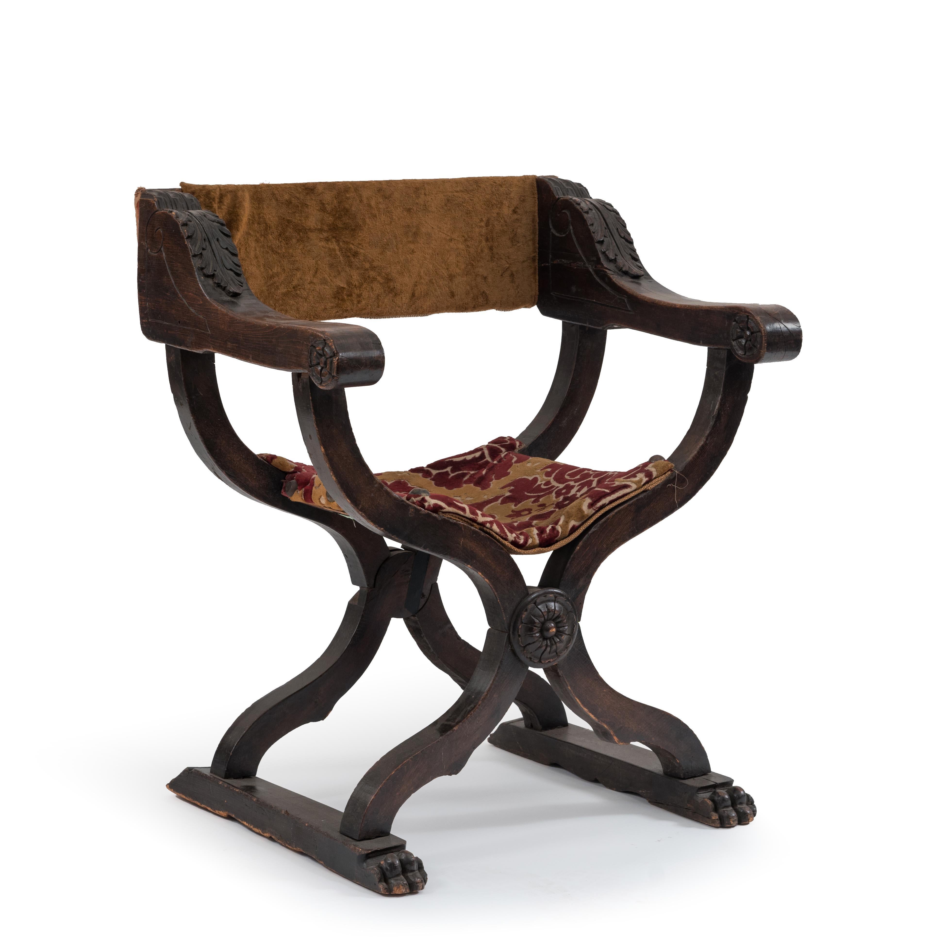 Italienischer Renaissance-Savanarola-Sessel aus Nussbaum mit roter Samtpolsterung und geschnitzter Front (19. Jh.).
  