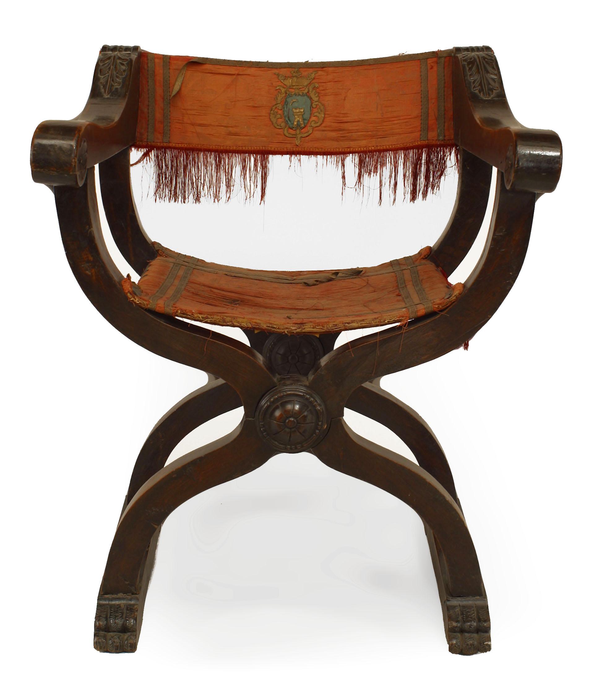 Fauteuil de style Renaissance italienne Savanarola en noyer avec dossier en velours doré et assise en velours coupé rouge et or, (XIXe siècle).