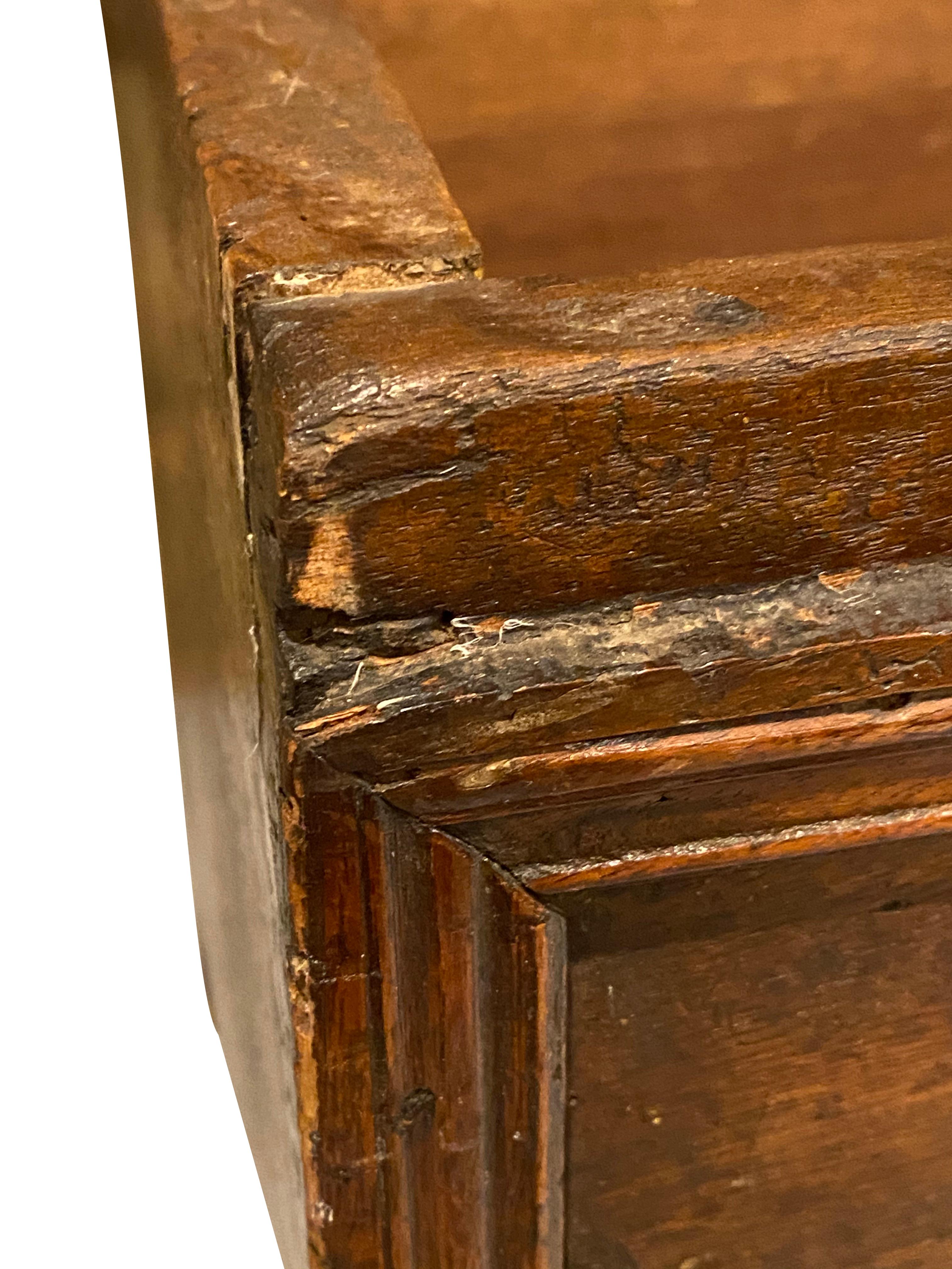 Caja renacentista italiana de nogal en venta 4