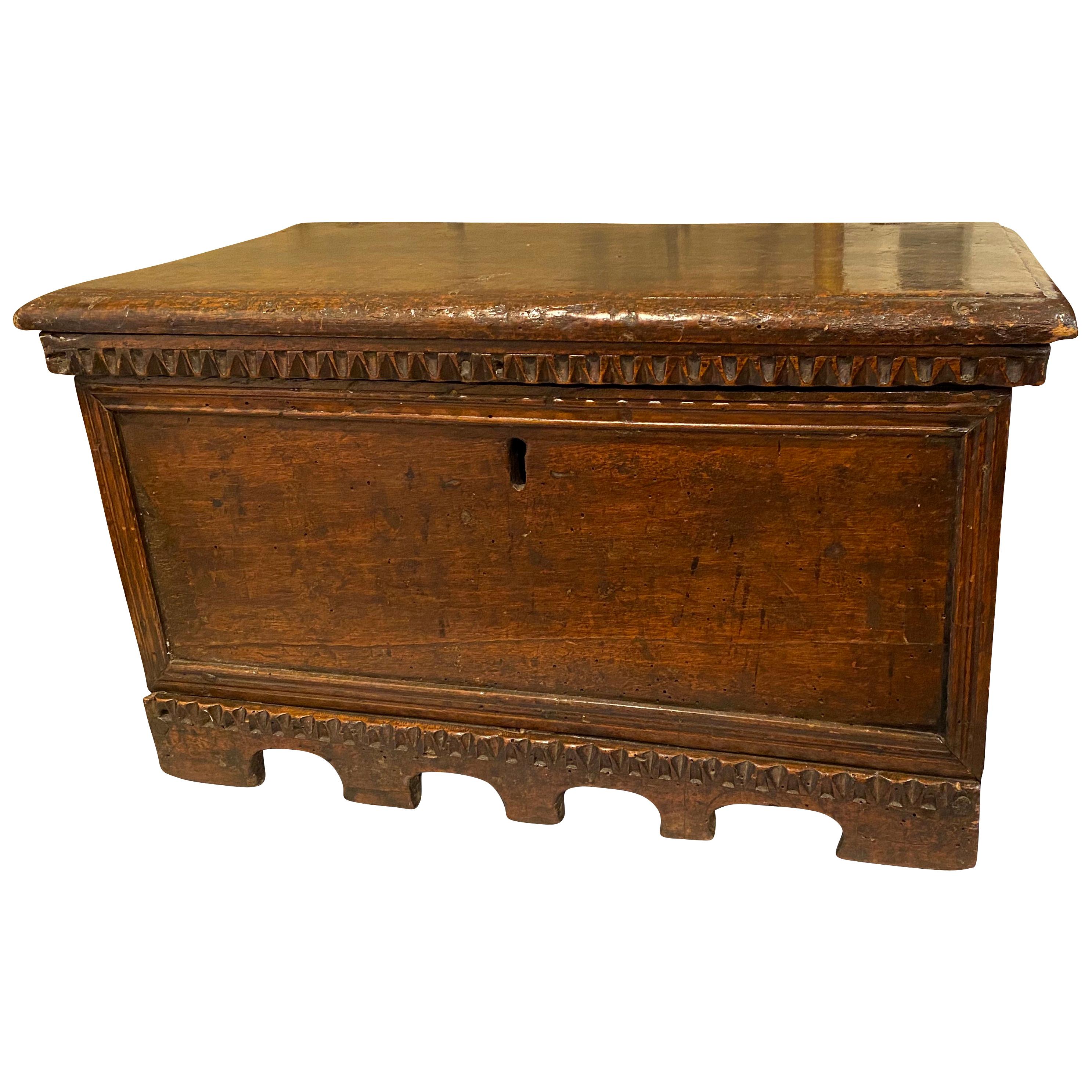 Caja renacentista italiana de nogal