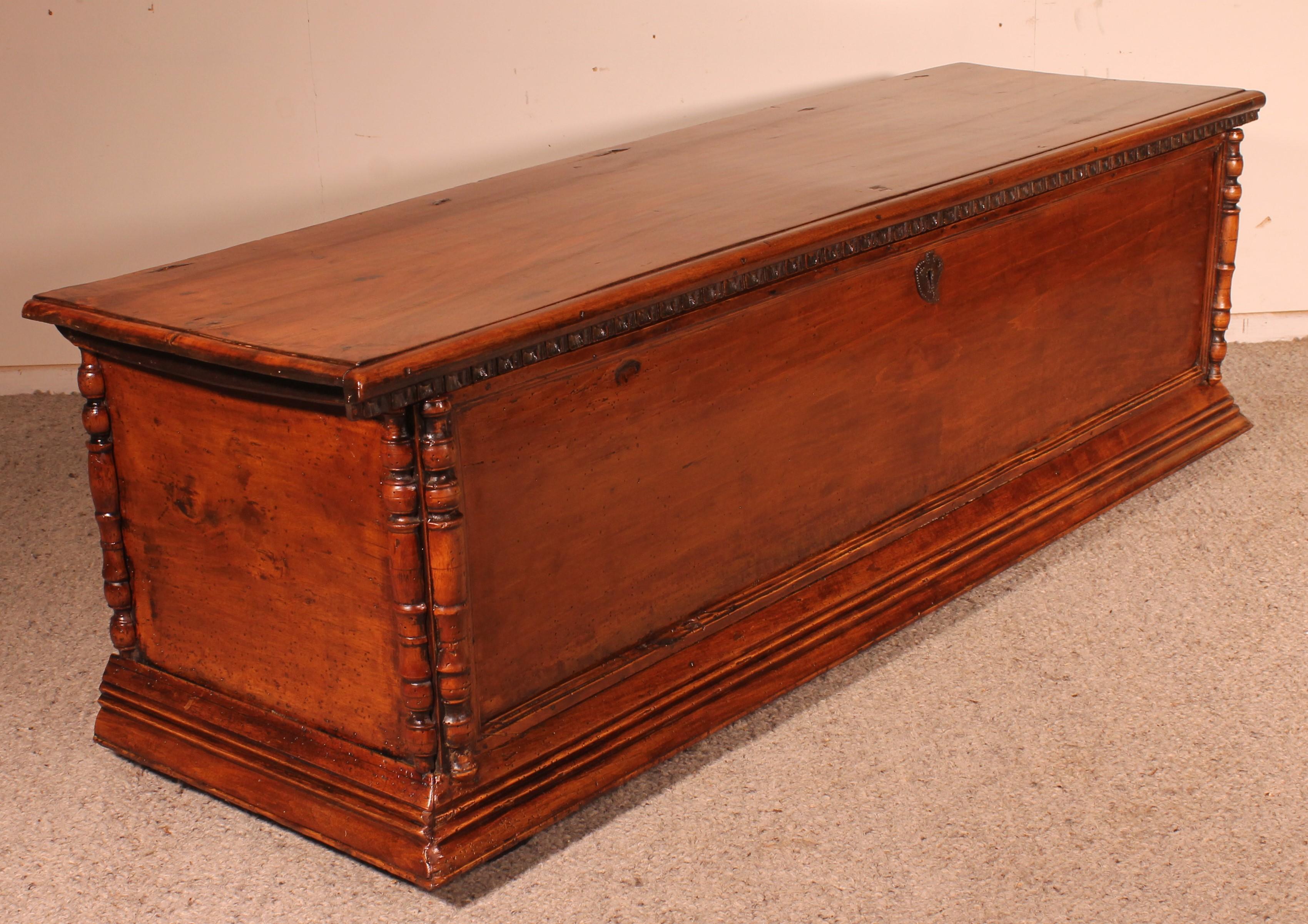 Italian Renaissance Walnut Chest -16 ° Century For Sale 10