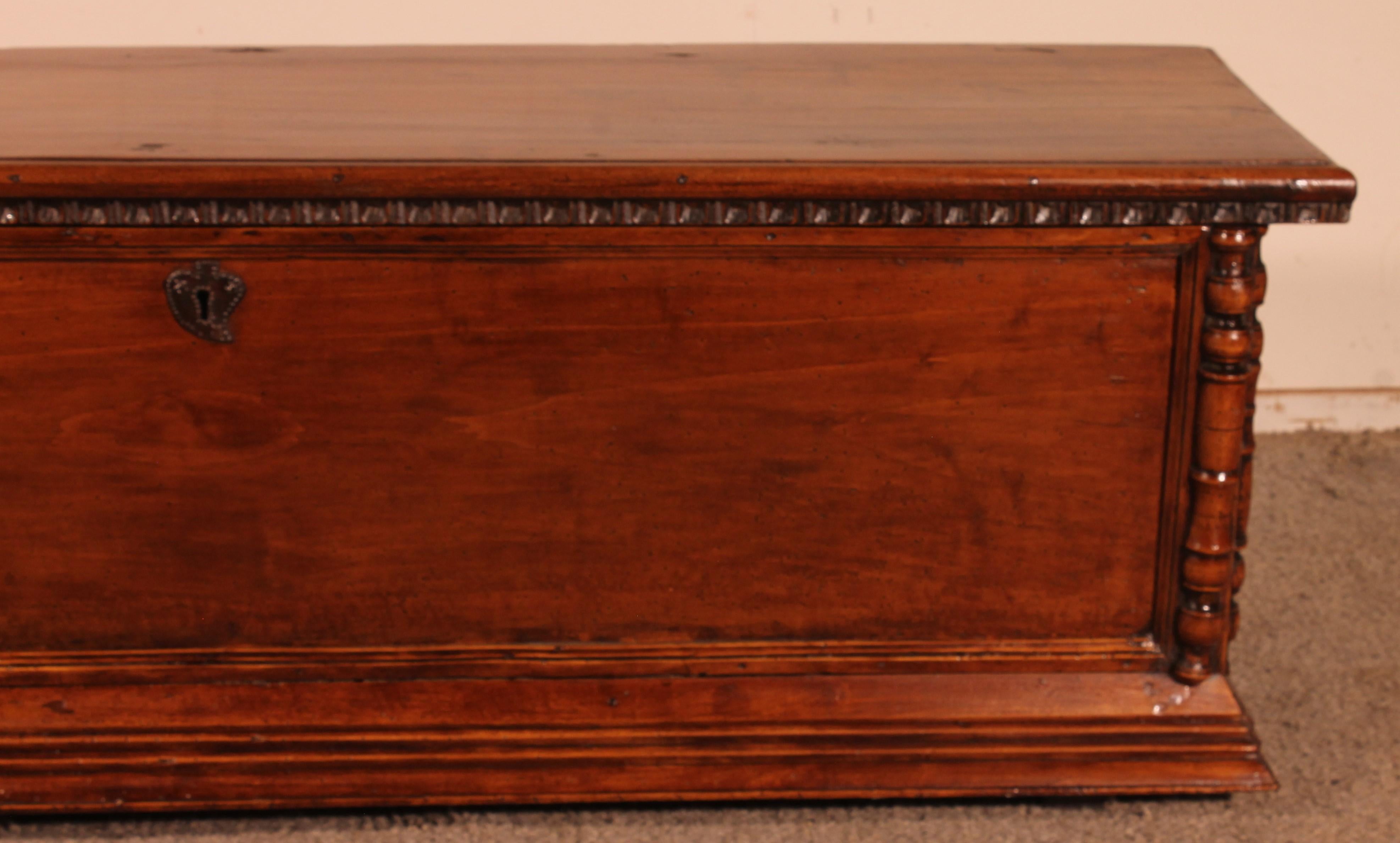 Superb chest called cassone in walnut from the 16th century from the Italian Renaissance

Very beautiful large chest in walnut where each side is made up of a single board which is a sign of quality

Very beautiful top with a beautiful patina and a