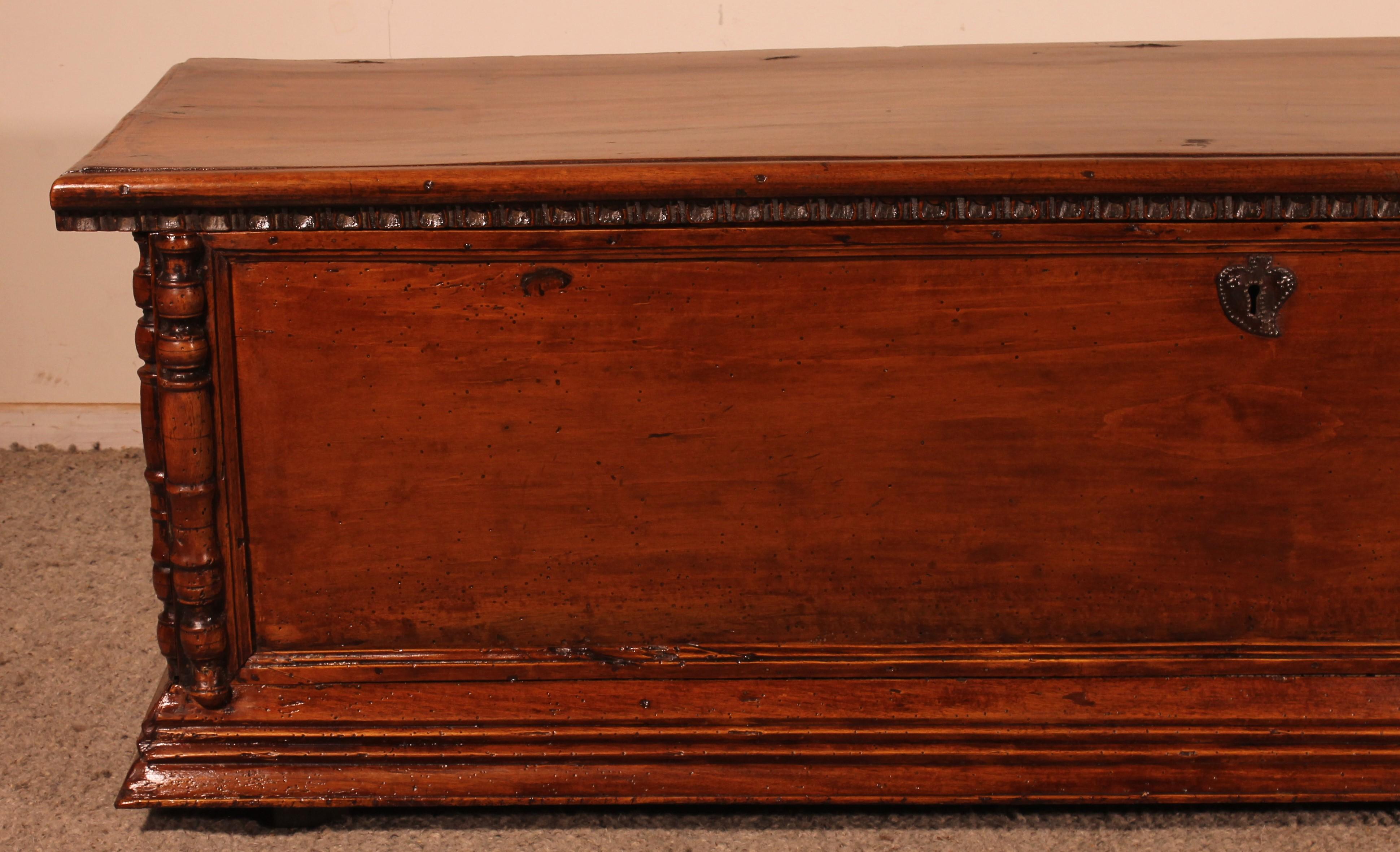 Italian Renaissance Walnut Chest -16 ° Century In Good Condition For Sale In Brussels, Brussels