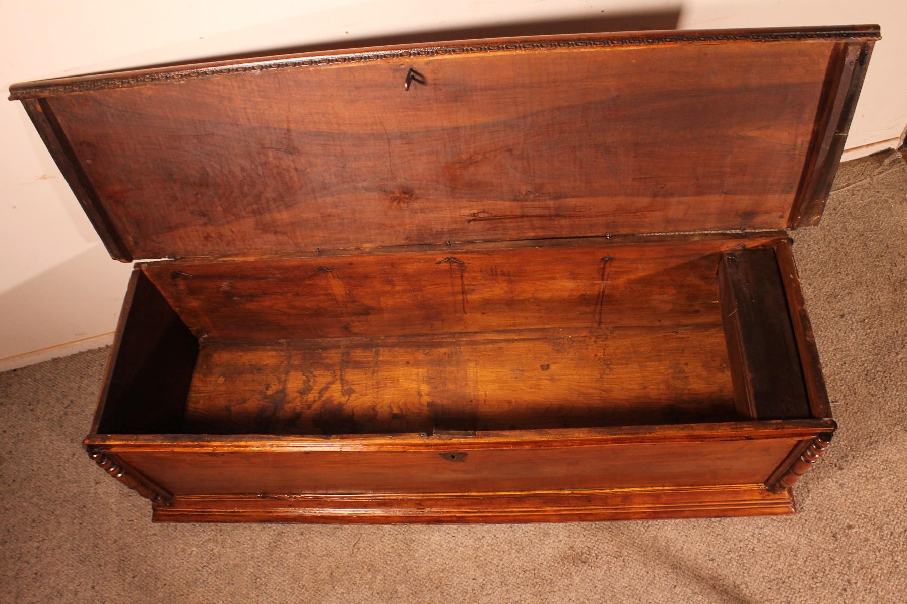 Italian Renaissance Walnut Chest -16 ° Century For Sale 3