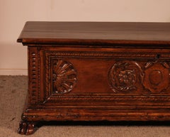 Cassapanca in noce del Rinascimento italiano - CIRCA 1600