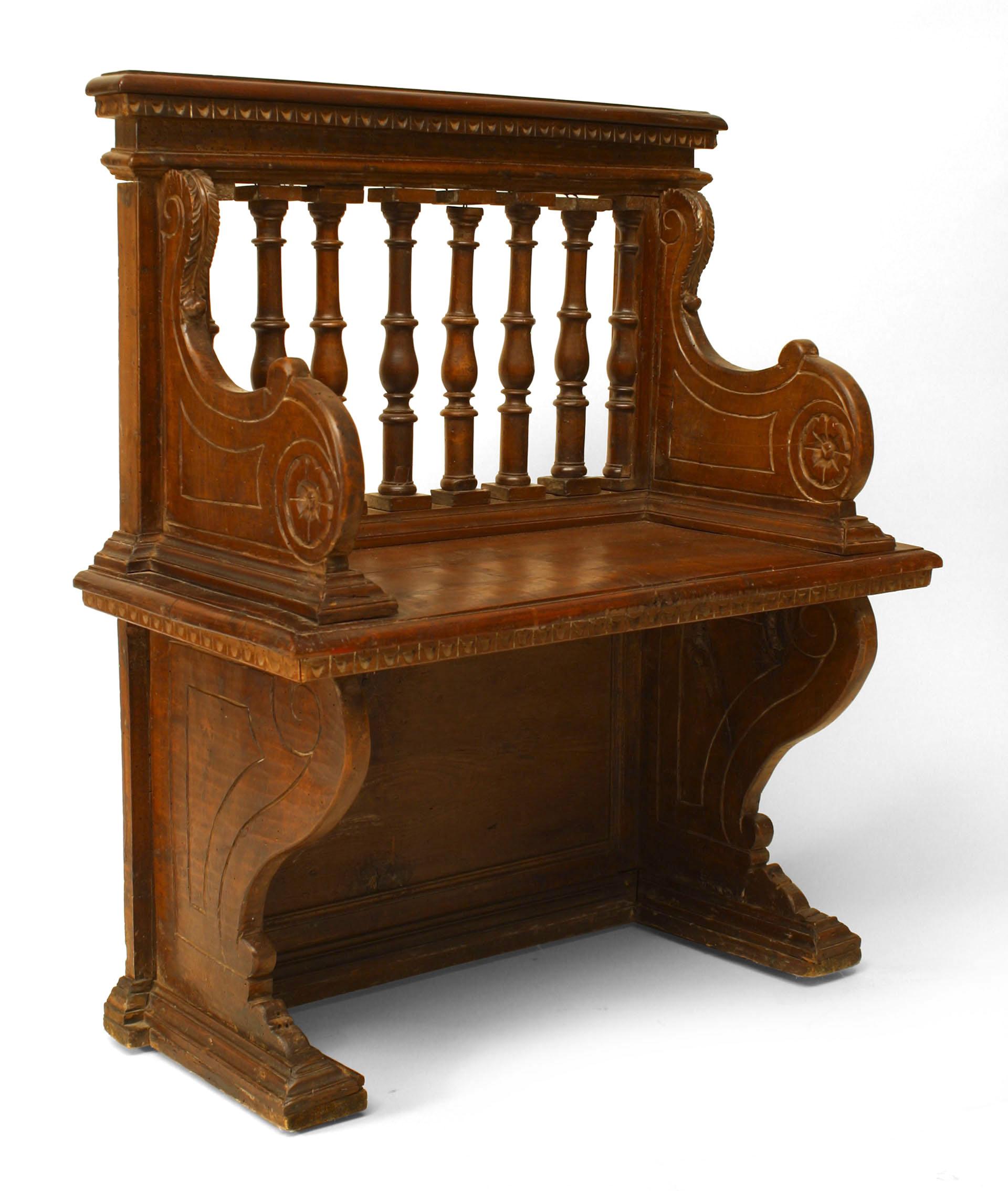 Paire de bancs de style Renaissance italienne (19e siècle) en noyer avec dossier à colonnes tournées et bras à volutes sculptées.