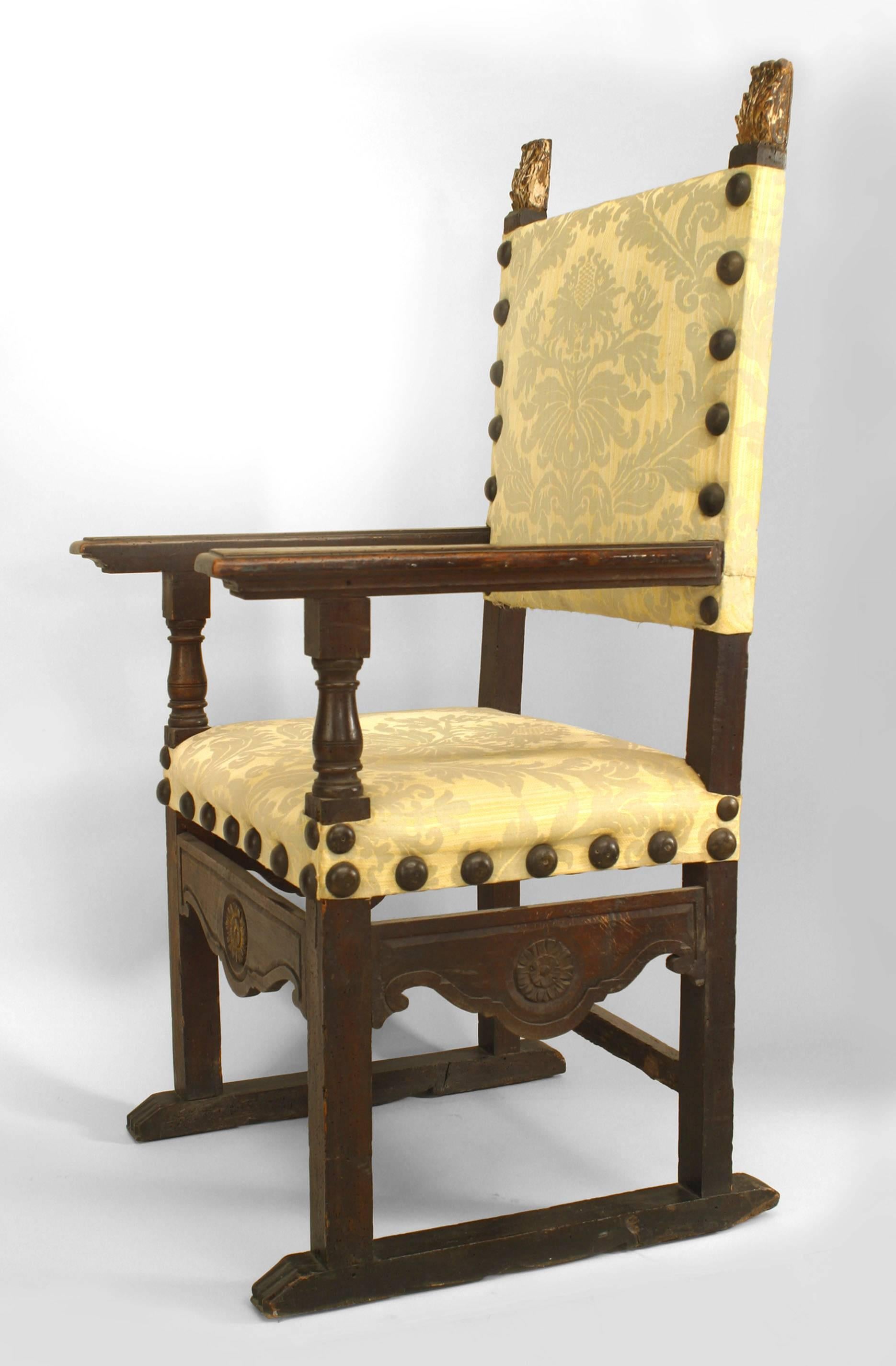 Fauteuil de style trône en noyer de la Renaissance italienne avec oreilles sculptées et dorées sur le dossier et assise et dossier tapissés de Fortuny avec de grandes têtes de clous en métal (traverses latérales remplacées).
 