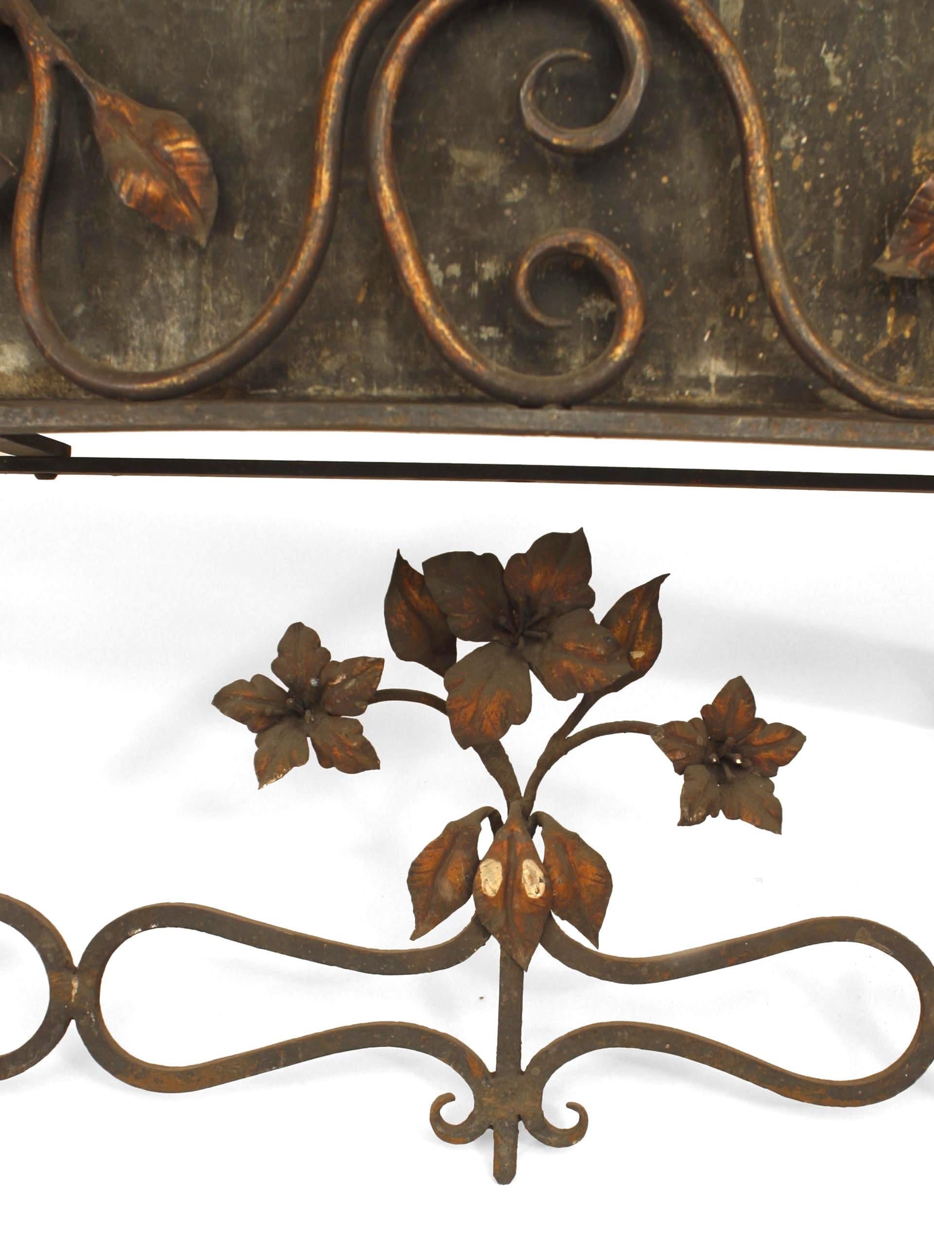 Fougère basse en fer forgé de forme rectangulaire de style Renaissance italienne (19/20e siècle) à motifs floraux et de volutes.
    