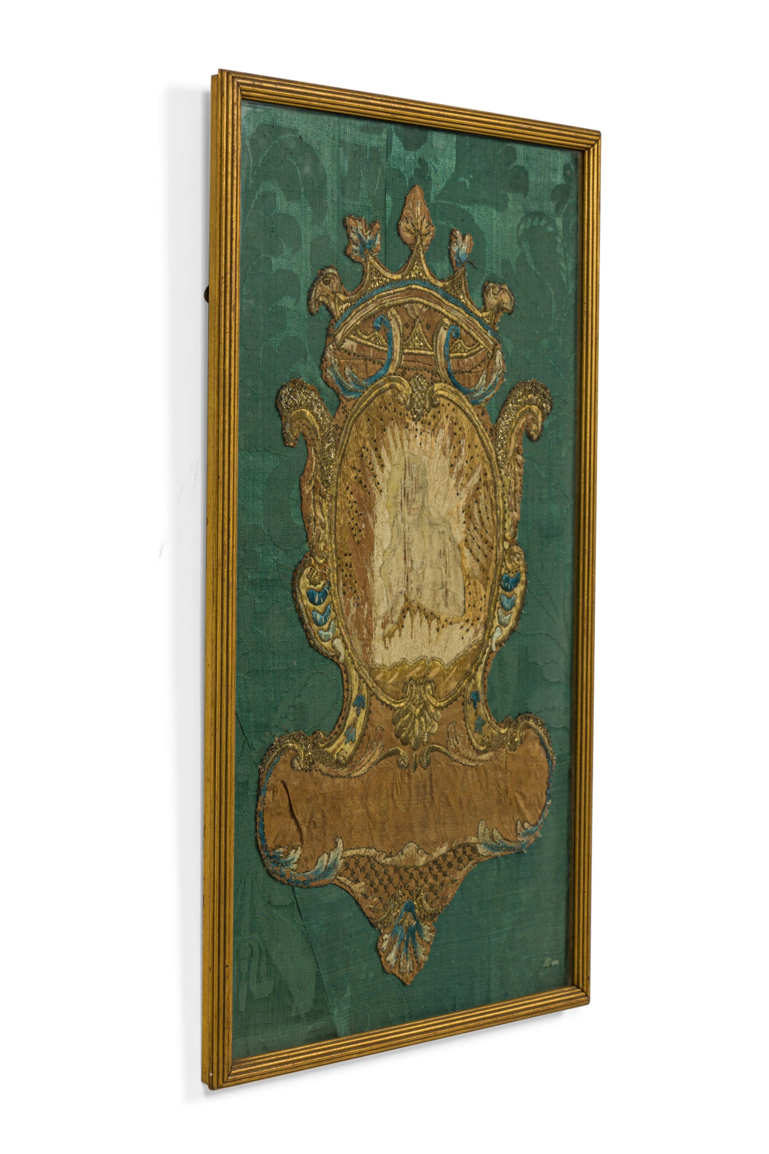 Ricamo rinascimentale italiano incorniciato in oro, marrone e oro con sfondo verde, con disegno a forma di corona e una vaga stampa di una donna (Ricamo simile-REG9016)