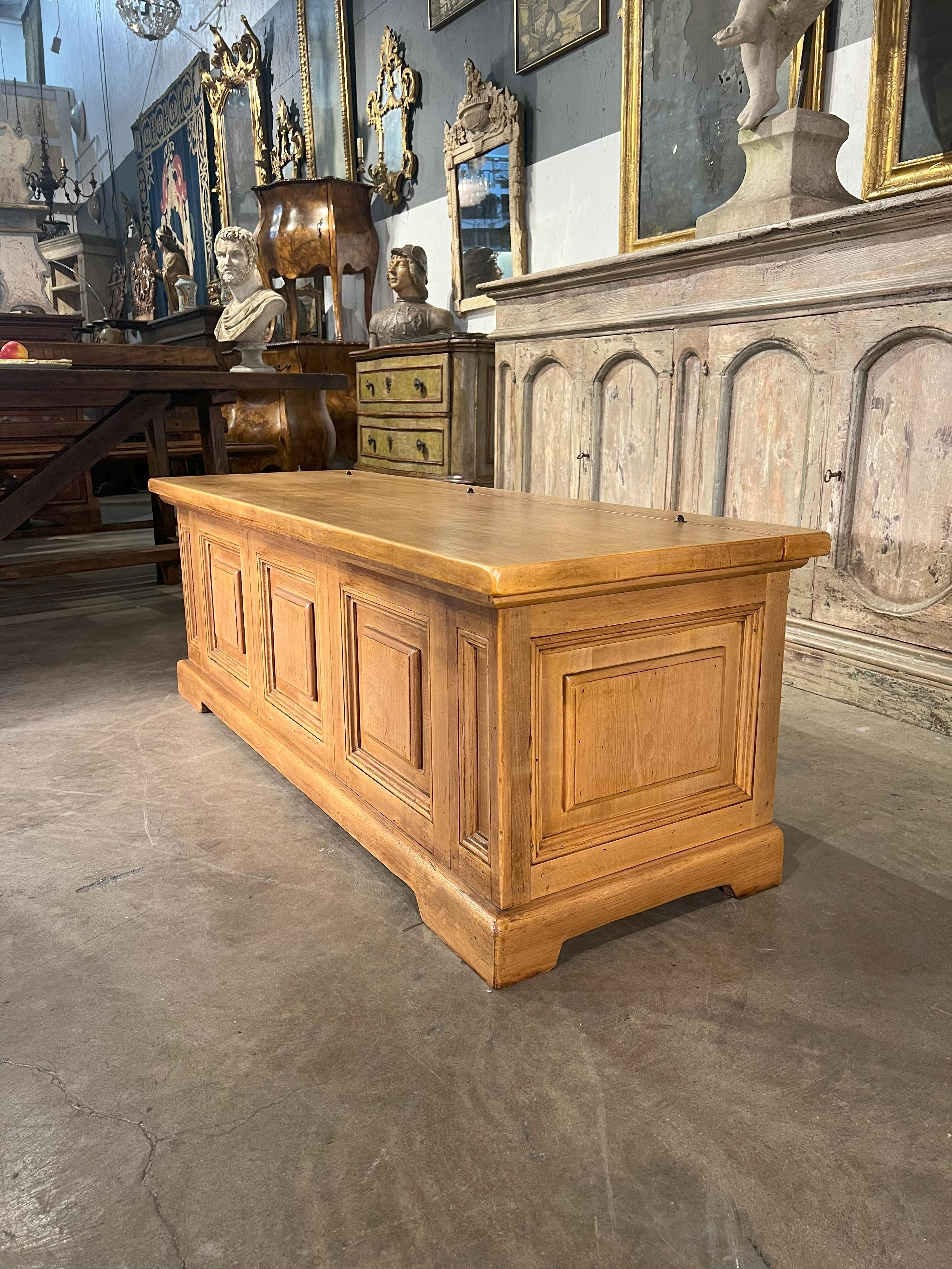 Renaissance Malle de reproduction italienne en noyer blond en vente