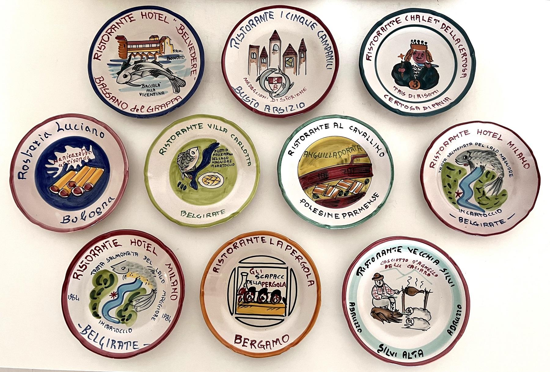 Un ensemble de 10 assiettes de restaurant différentes à collectionner, en céramique peinte à la main.
Fabriqué en Italie dans les années 70-90.
Ces assiettes n'ont pas été utilisées dans les restaurants.
Elles ont été offertes par les restaurants,