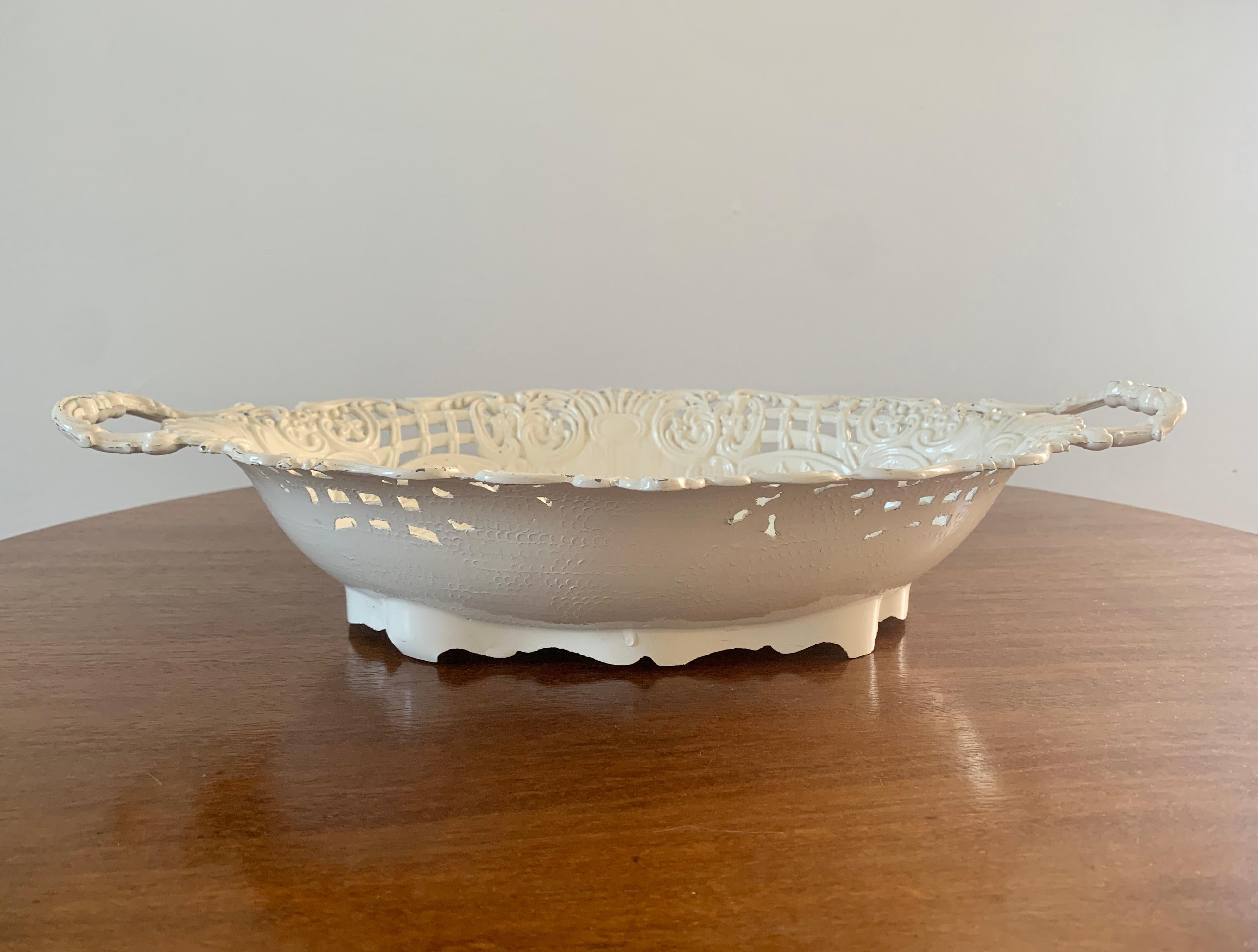 Un beau cache-pot en fonte réticulée blanche de style baroque. 

Italie, vers le milieu du XXe siècle

Mesures : 17 