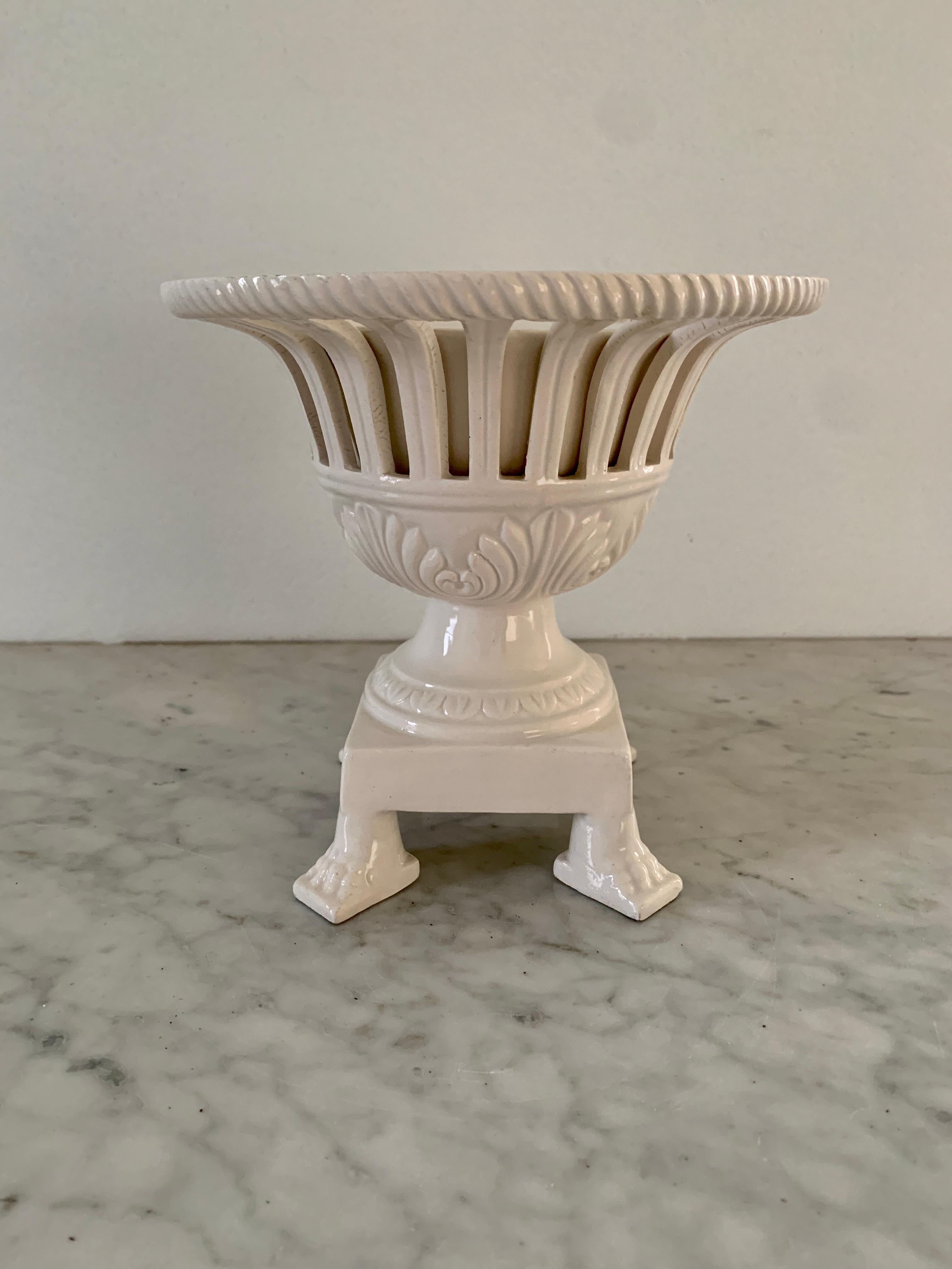 A gorgeous white Regency style reticulated porcelain lion paw footed basket compote, vase, planter, or cachepot

Italy, Mid-20th Century.

Measures: 6.75