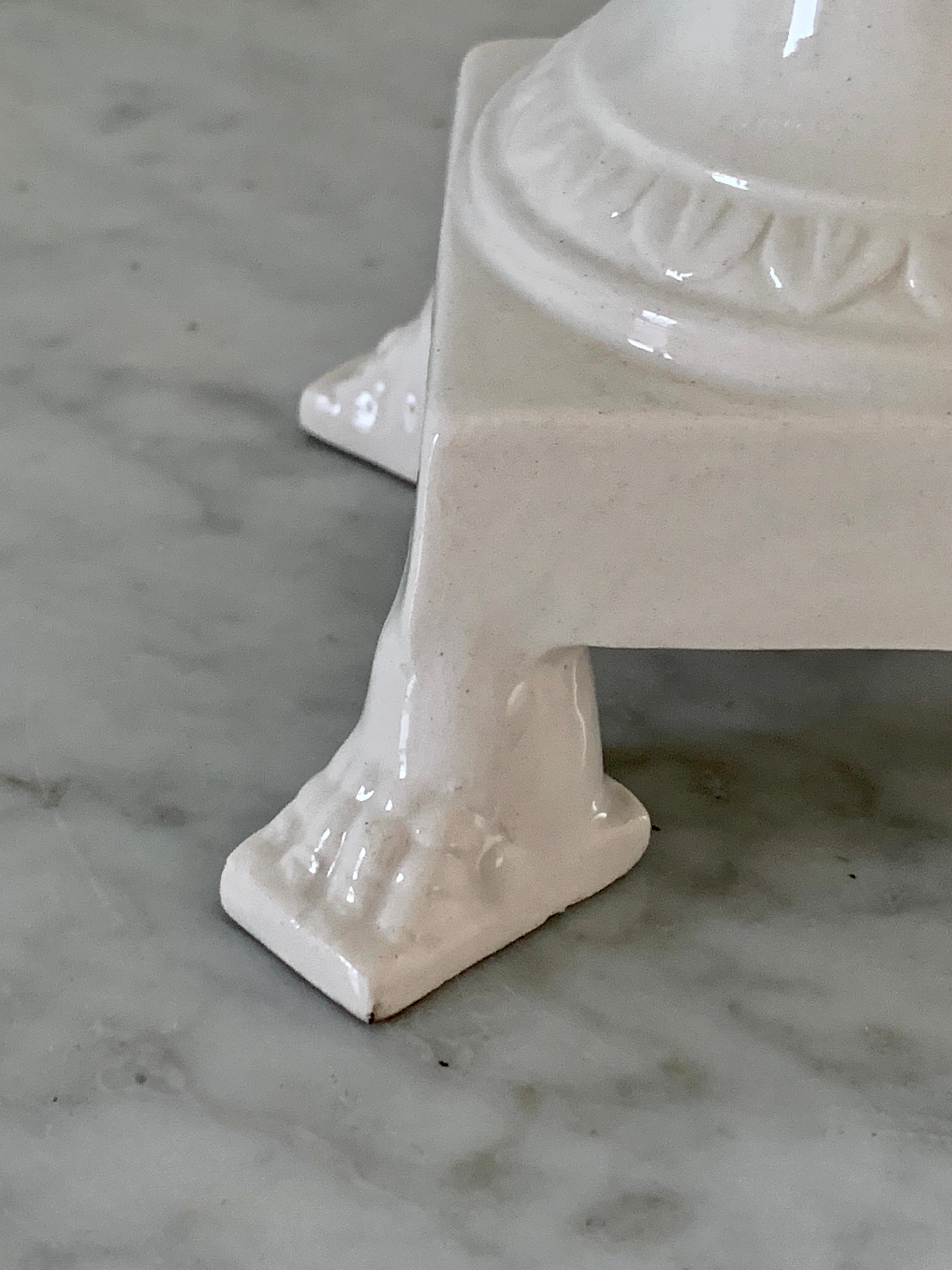 Italienischer netzförmiger neoklassizistischer Porzellankorb mit Löwentatzenfuß im Zustand „Gut“ im Angebot in Elkhart, IN