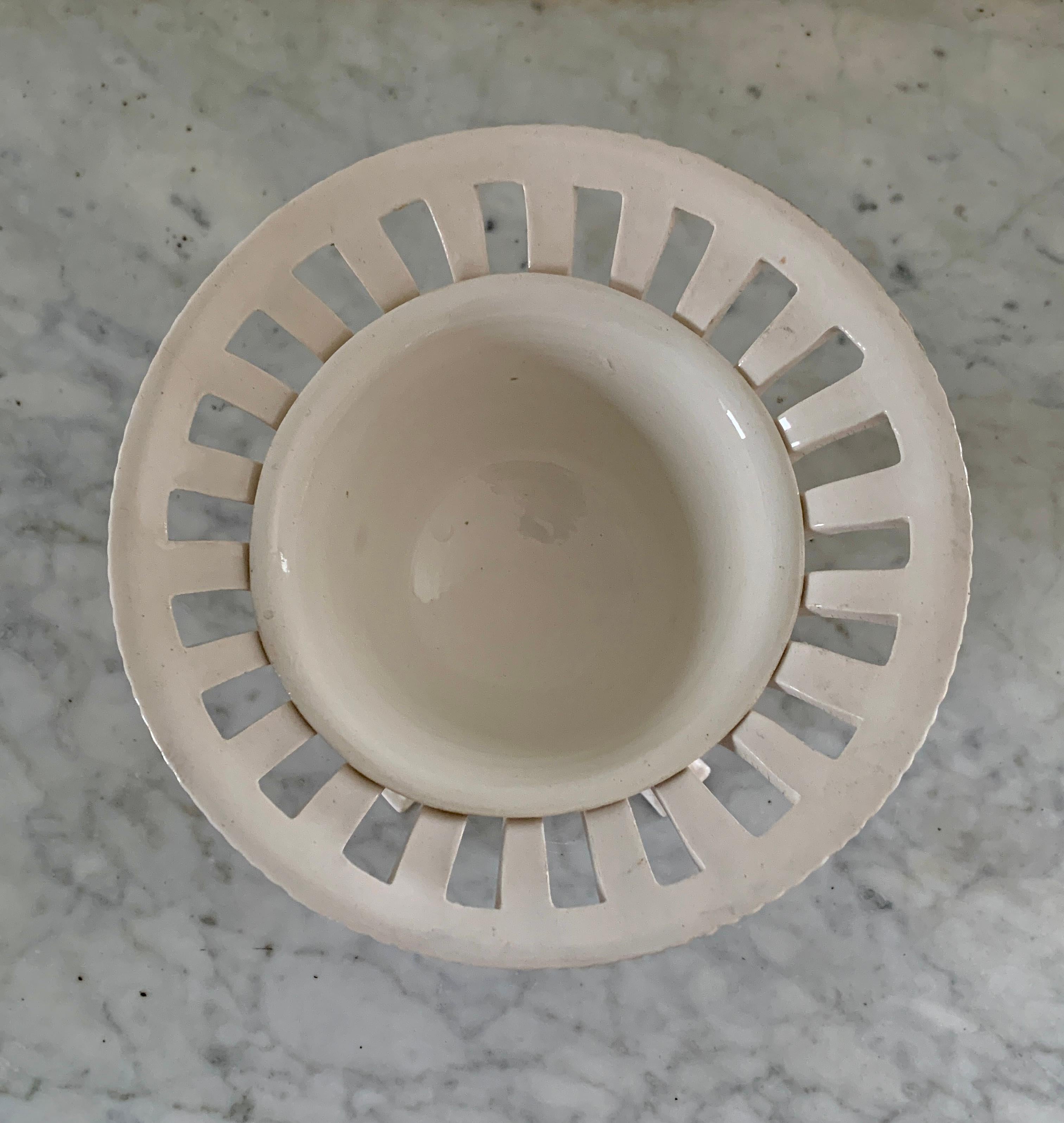 Italienischer netzförmiger neoklassizistischer Porzellankorb mit Löwentatzenfuß im Angebot 3