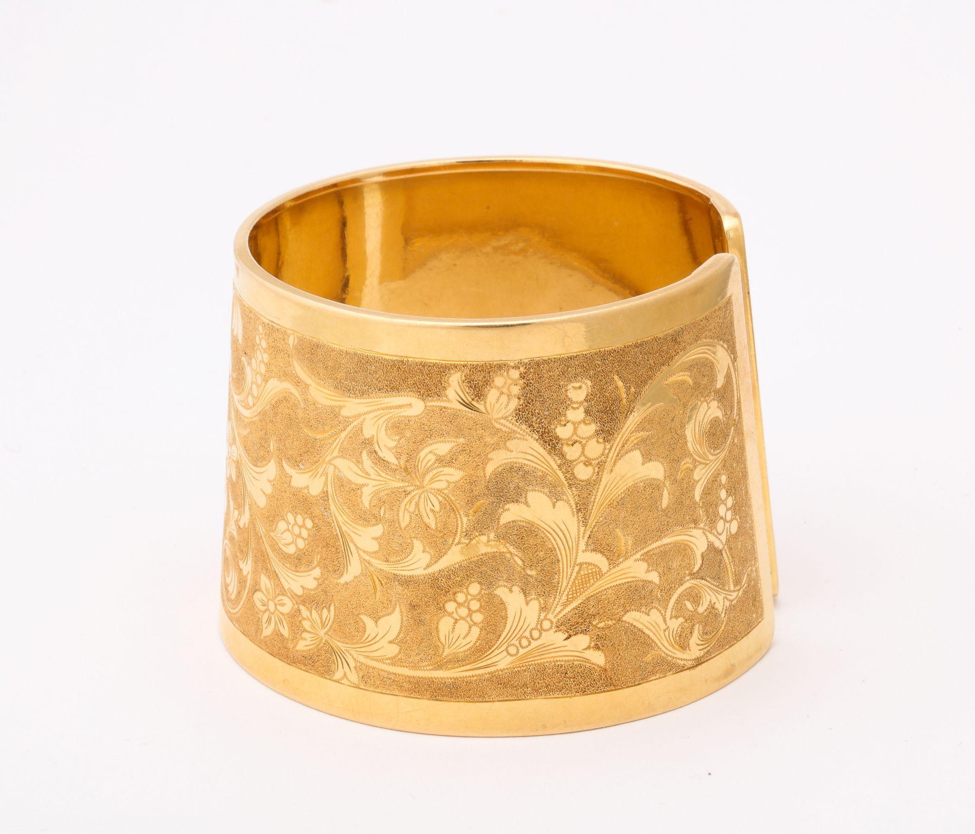 Italian Classical  Engraved Cuff With Two Tone Gold In Good Condition For Sale In New York, NY