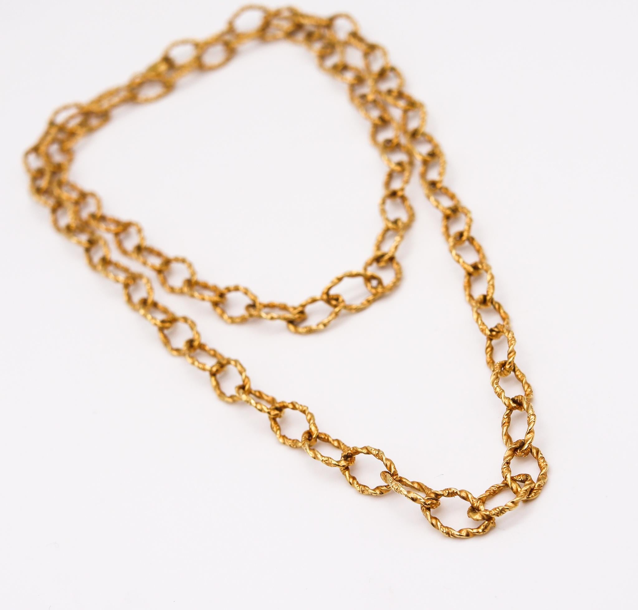 A textured retro-modern chain 

Beautiful retro modernist chain, created in Napoles Italy back in the 1960's. It was crafted with free forms twisted links in solid textured yellow gold of 18 karats. Fitted with an integrated crab lock following the